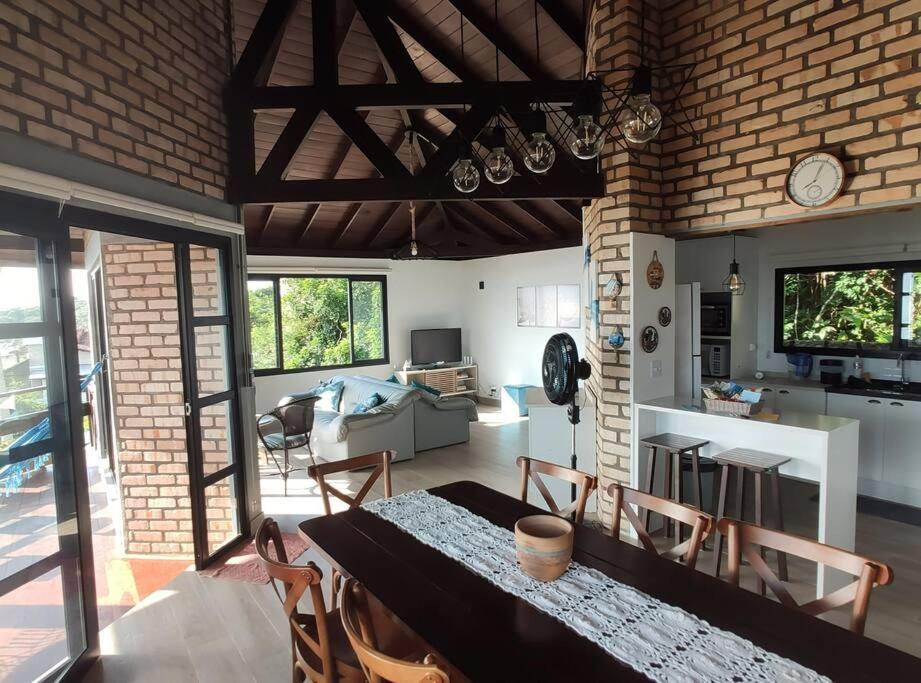 Casa com vista maravilhosa na Baía dos Golfinhos