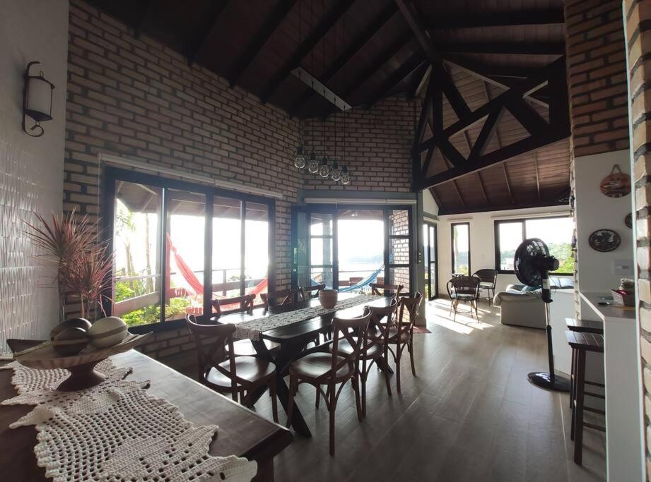 Casa com vista maravilhosa na Baía dos Golfinhos