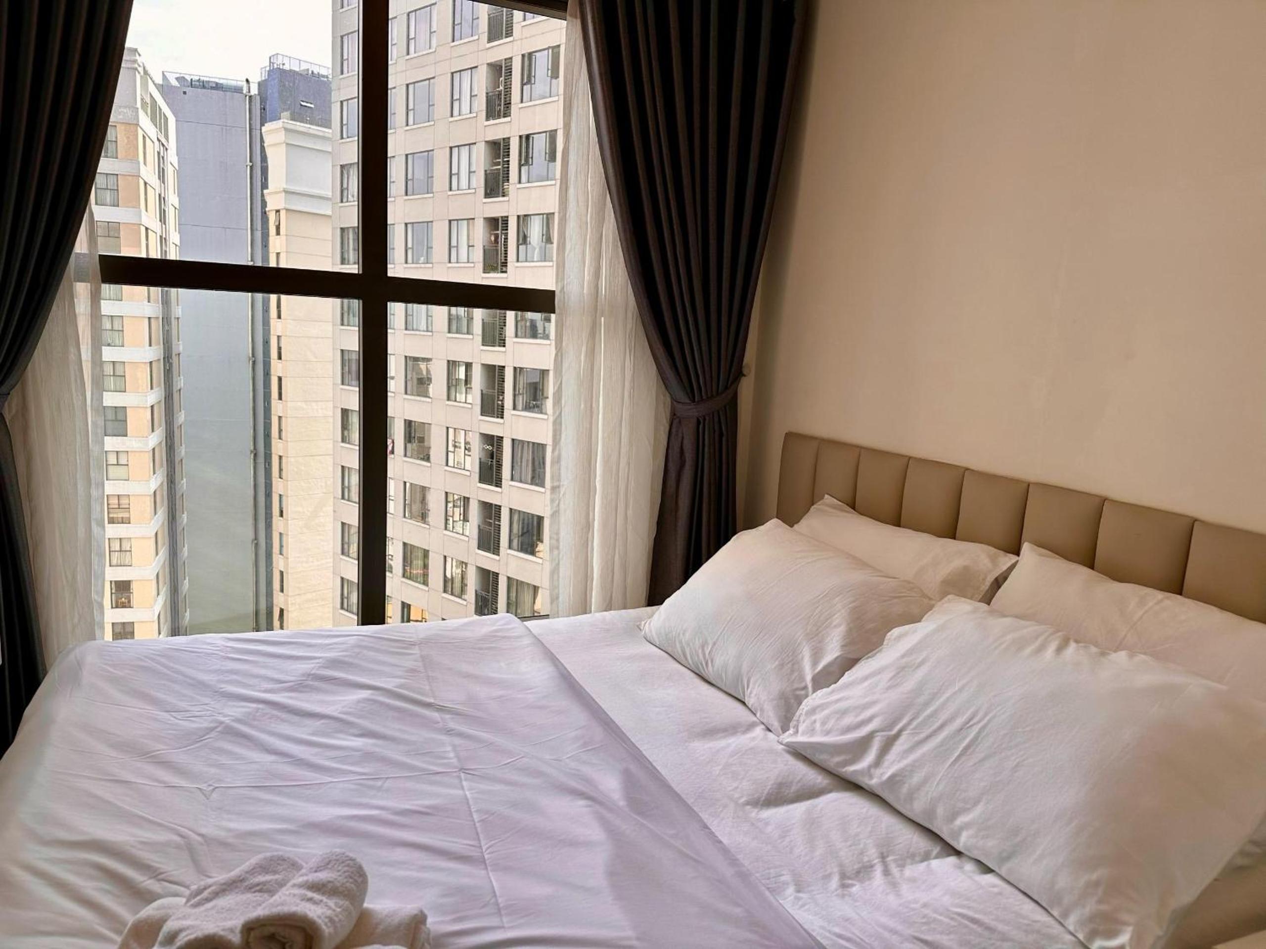 NEW Luxury 2 Bedroom Saigon Royal Condo 4 pax , Near District 1,Vietnam AP13
