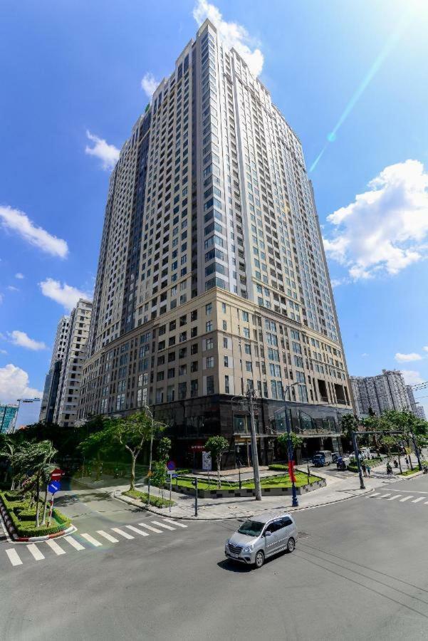 NEW Luxury 2 Bedroom Saigon Royal Condo 4 pax , Near District 1,Vietnam AP13