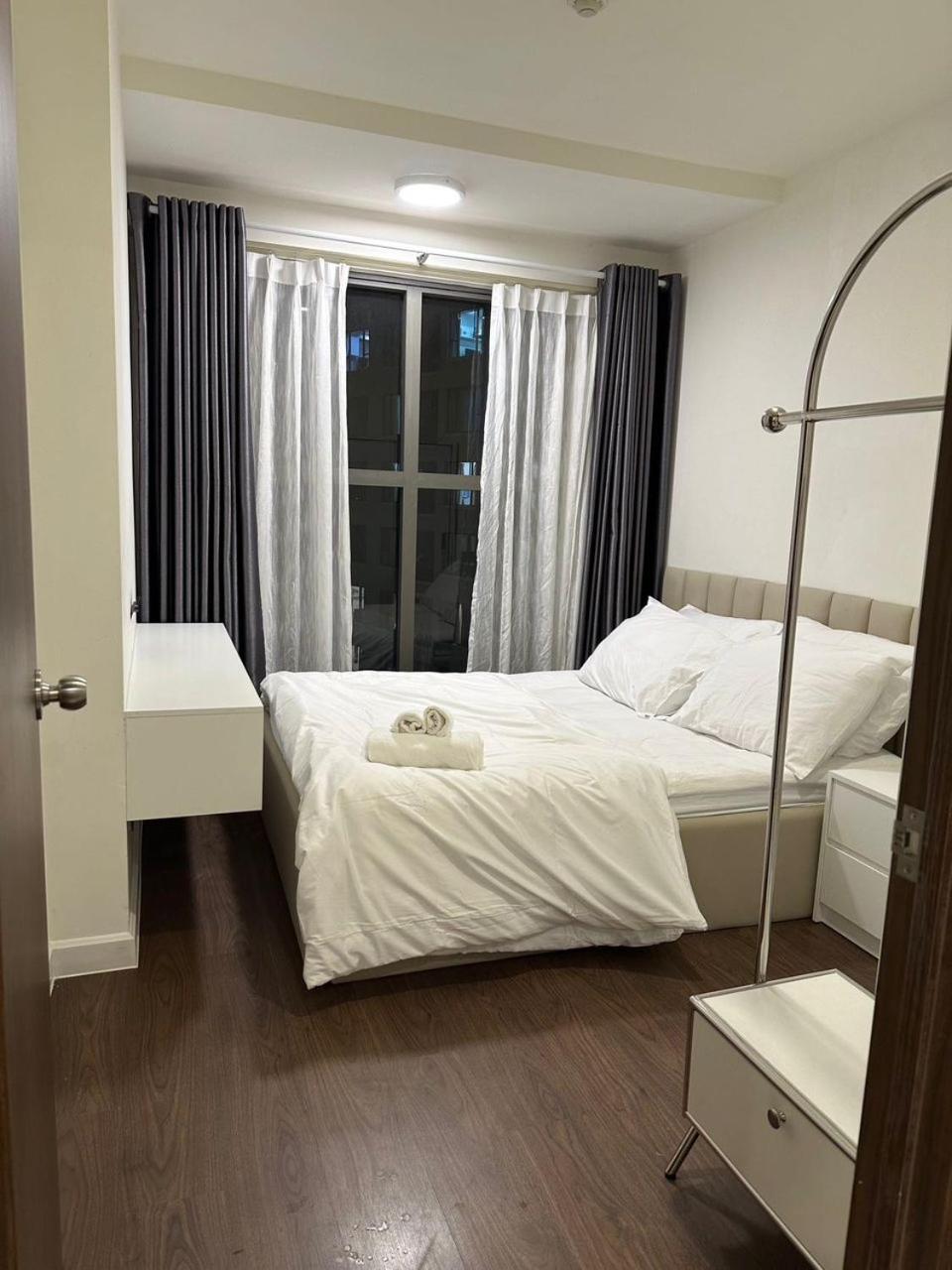 NEW Luxury 2 Bedroom Saigon Royal Condo 4 pax , Near District 1,Vietnam AP13