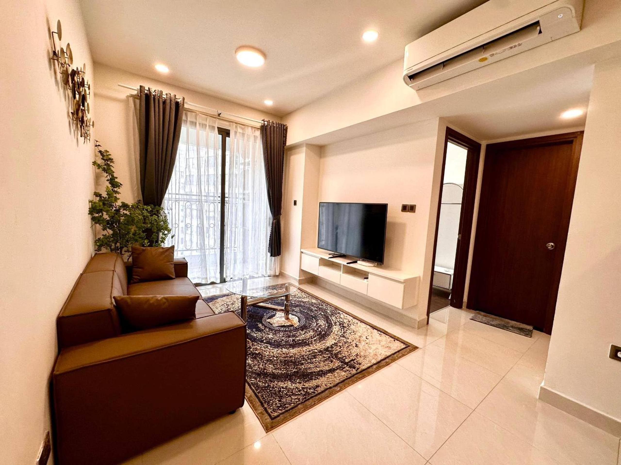 NEW Luxury 2 Bedroom Saigon Royal Condo 4 pax , Near District 1,Vietnam AP13