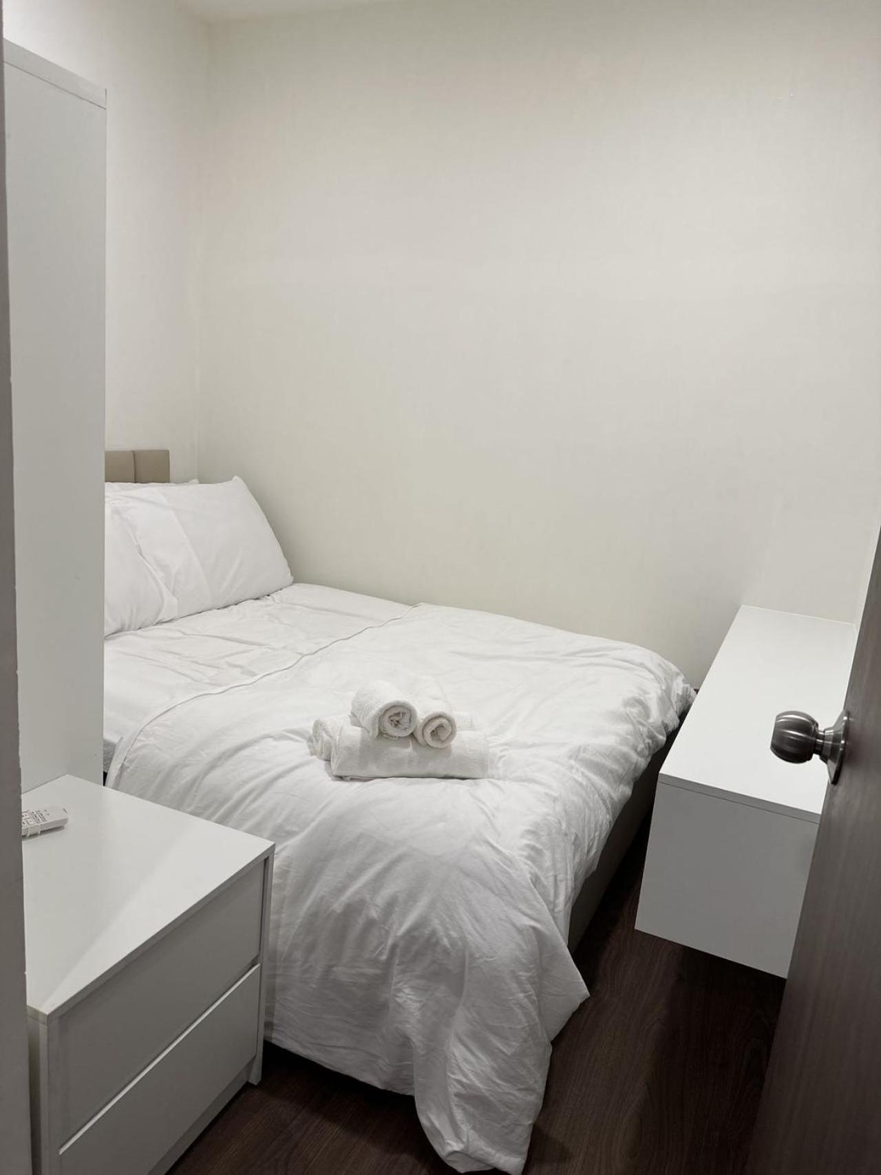 NEW Luxury 2 Bedroom Saigon Royal Condo 4 pax , Near District 1,Vietnam AP13