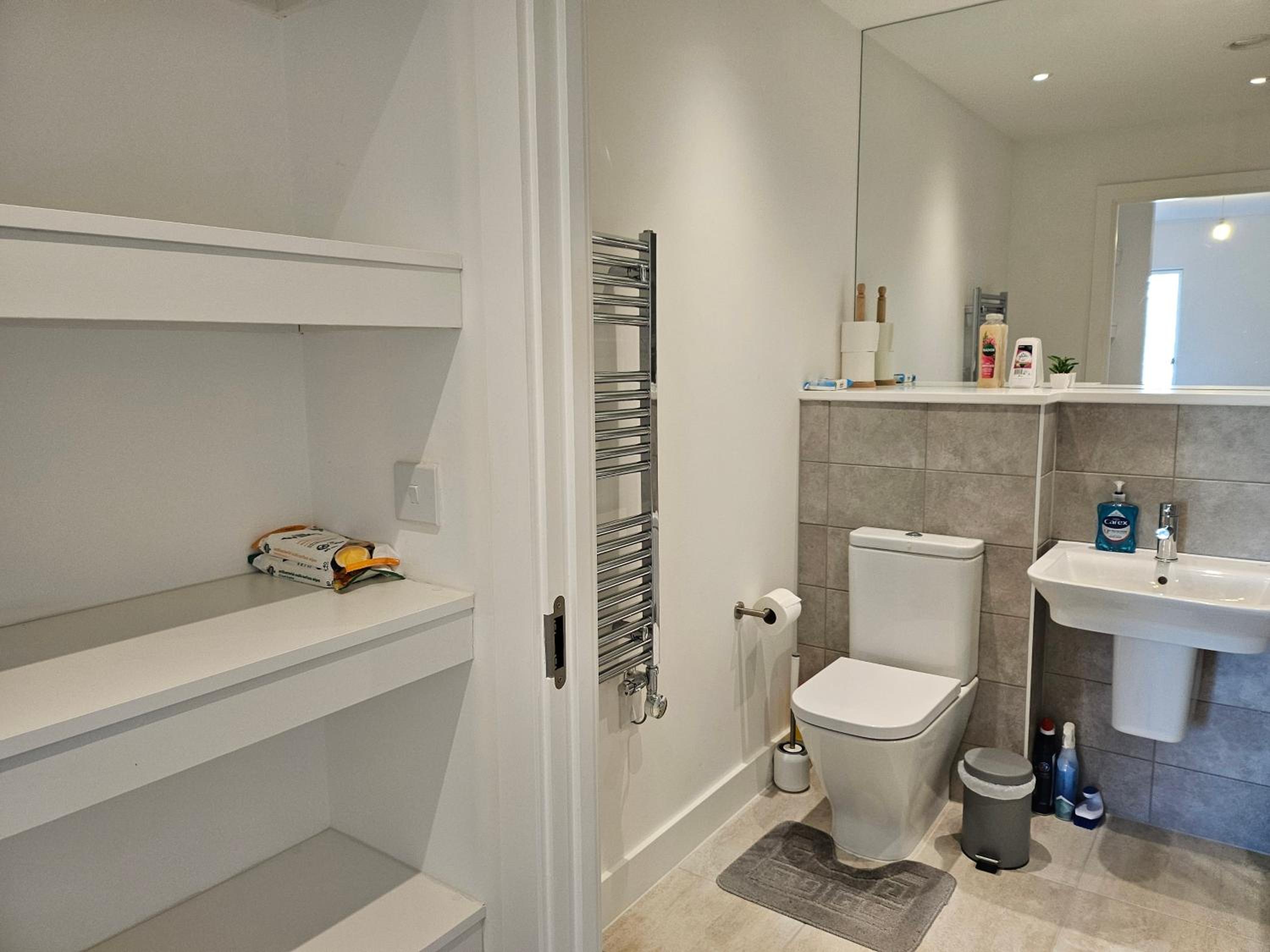 Stylish Ensuite Double-Bed with Desk