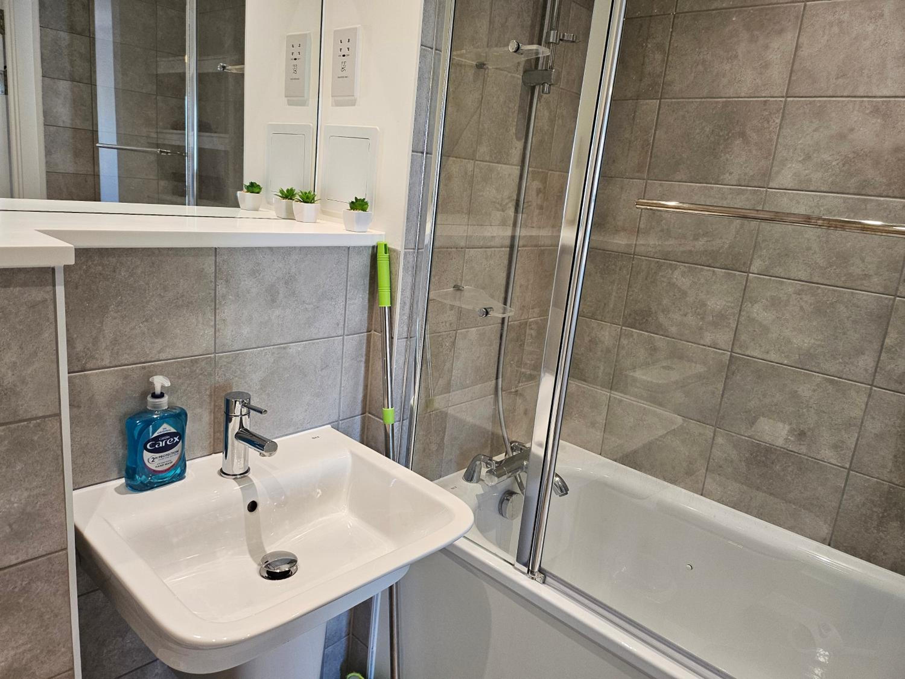 Stylish Ensuite Double-Bed with Desk