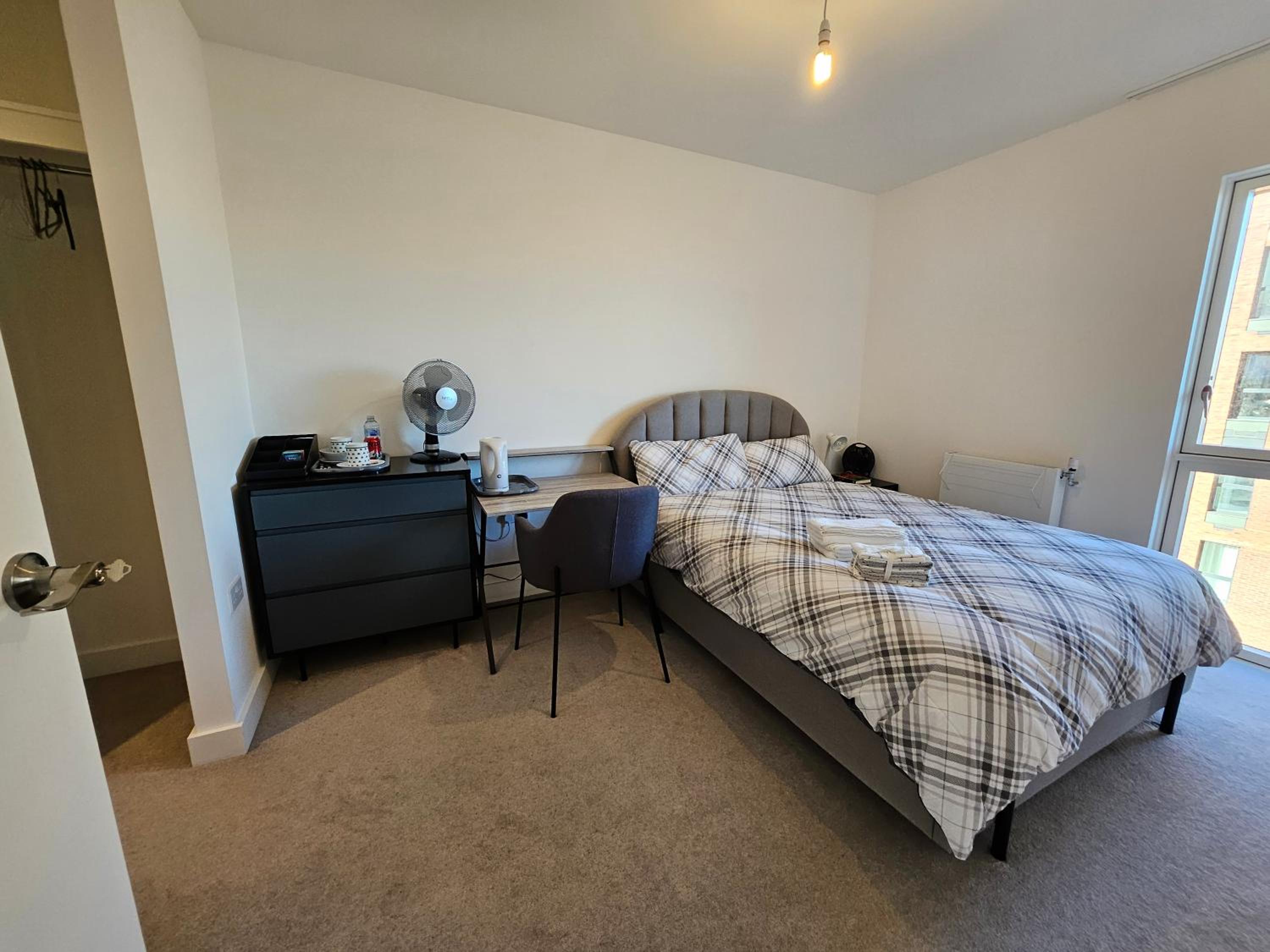 Stylish Ensuite Double-Bed with Desk
