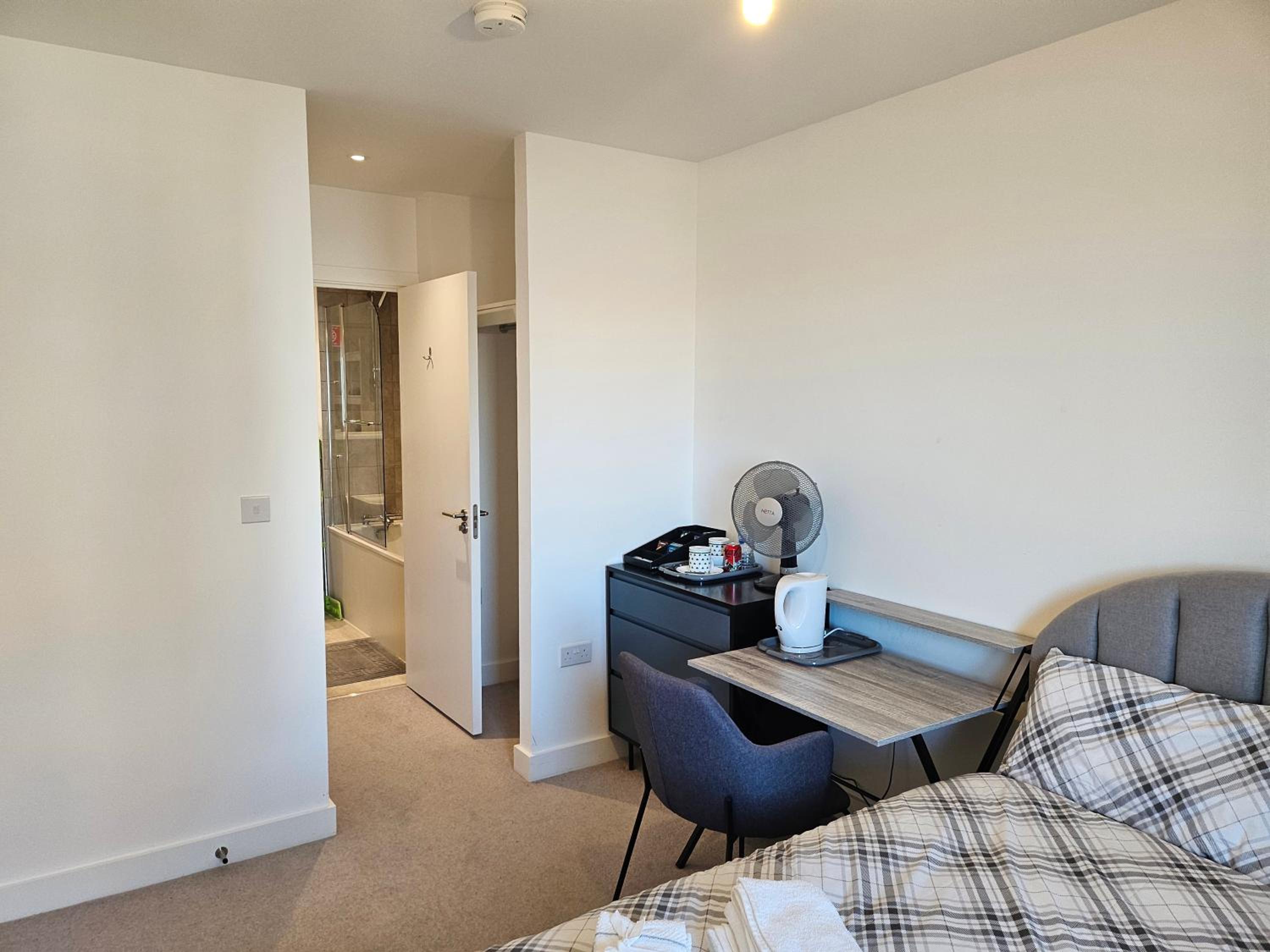 Stylish Ensuite Double-Bed with Desk