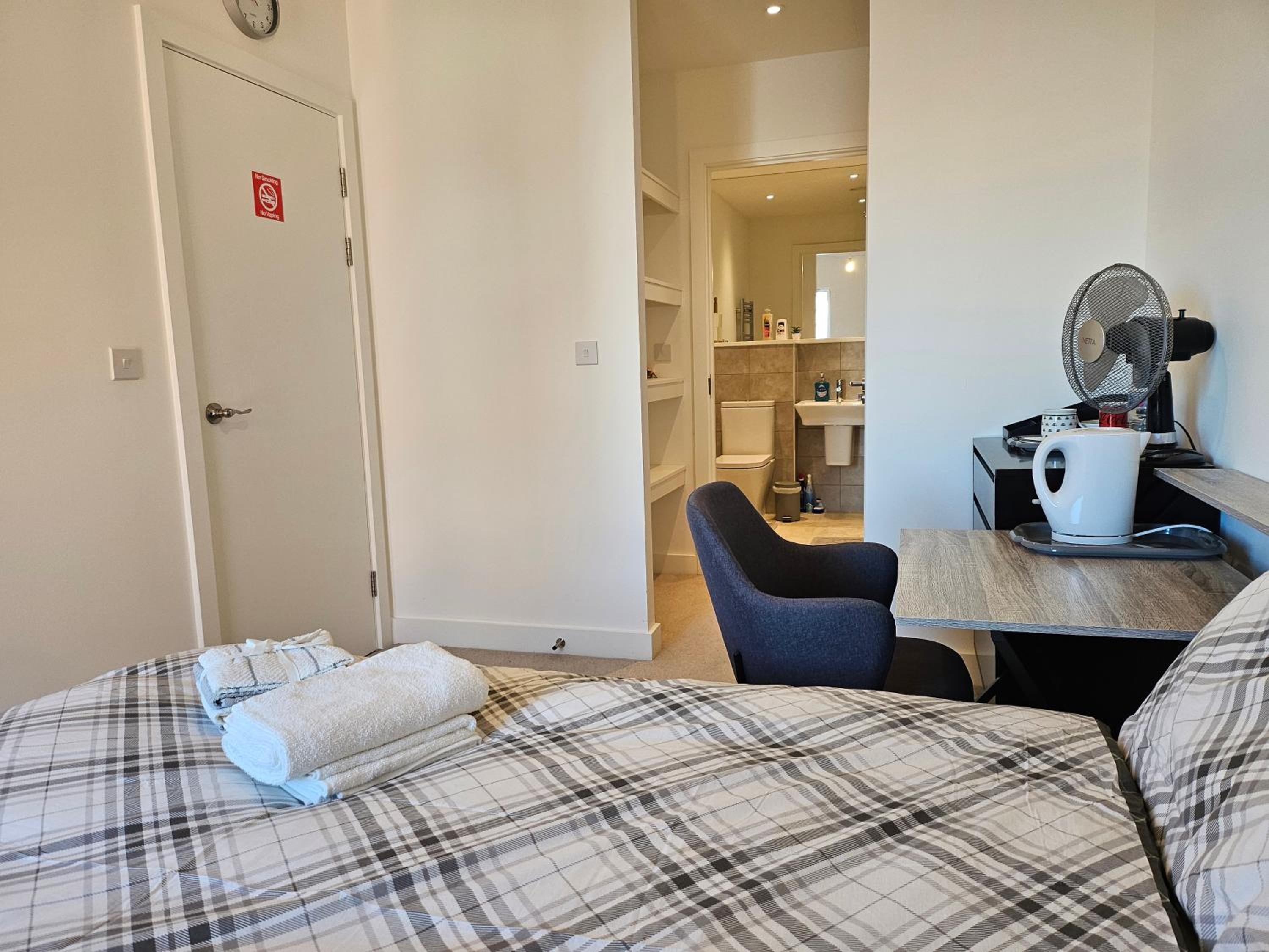 Stylish Ensuite Double-Bed with Desk