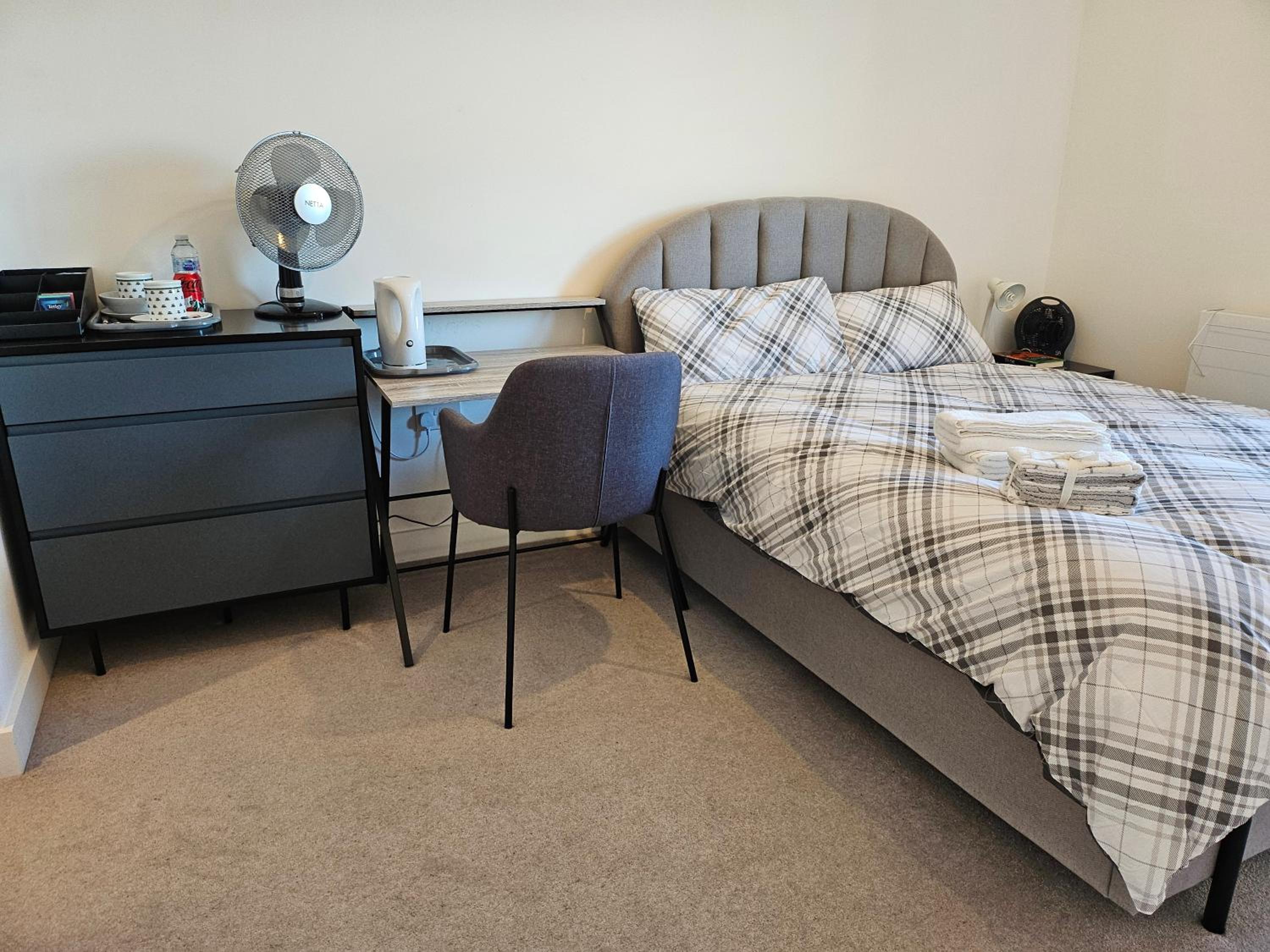 Stylish Ensuite Double-Bed with Desk