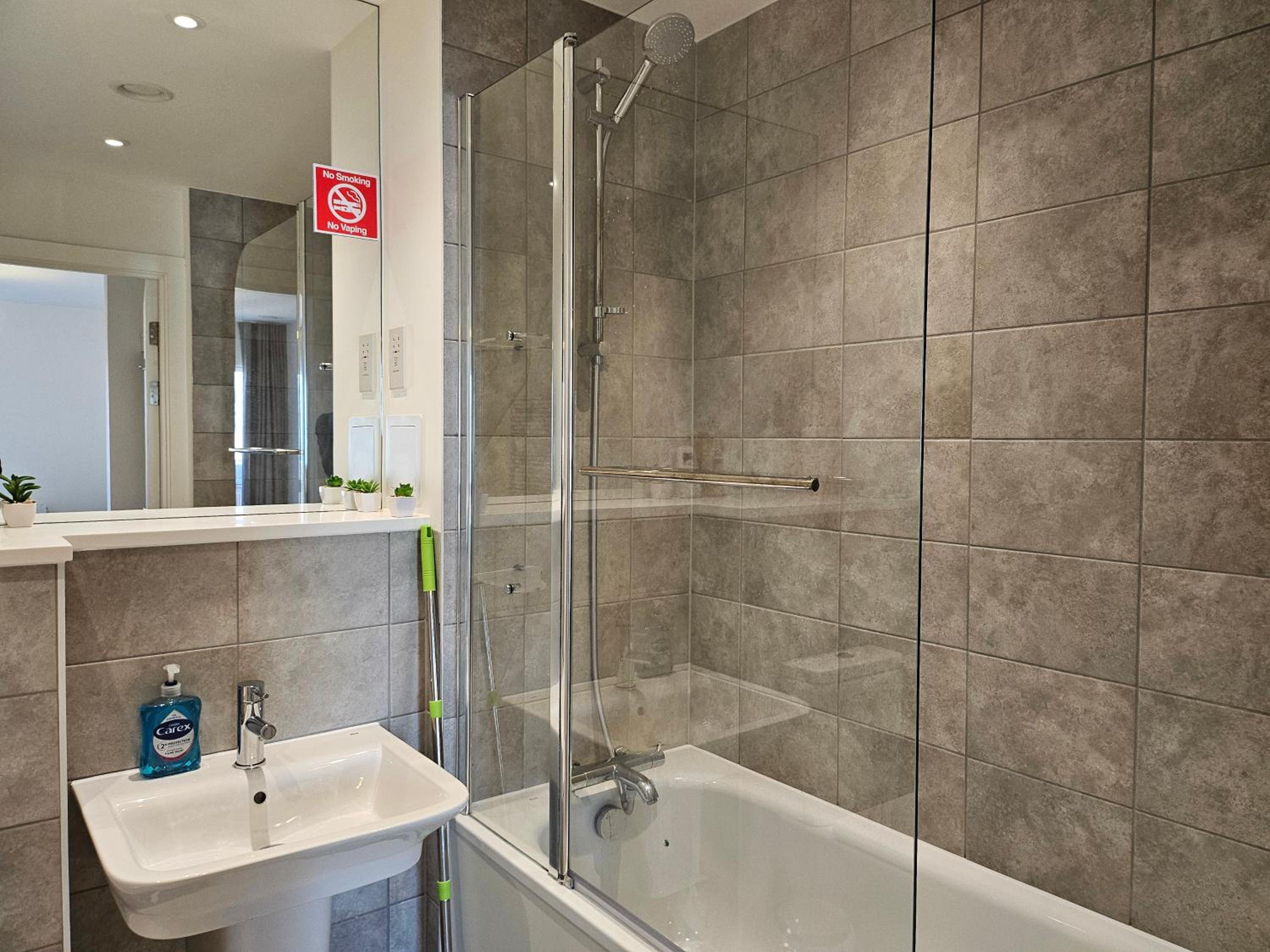Stylish Ensuite Double-Bed with Desk