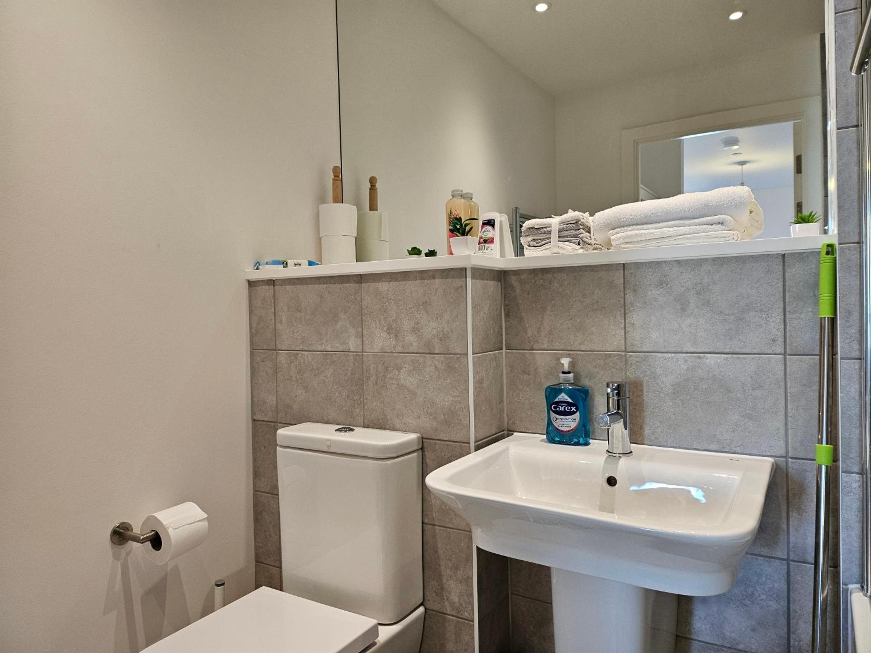 Stylish Ensuite Double-Bed with Desk
