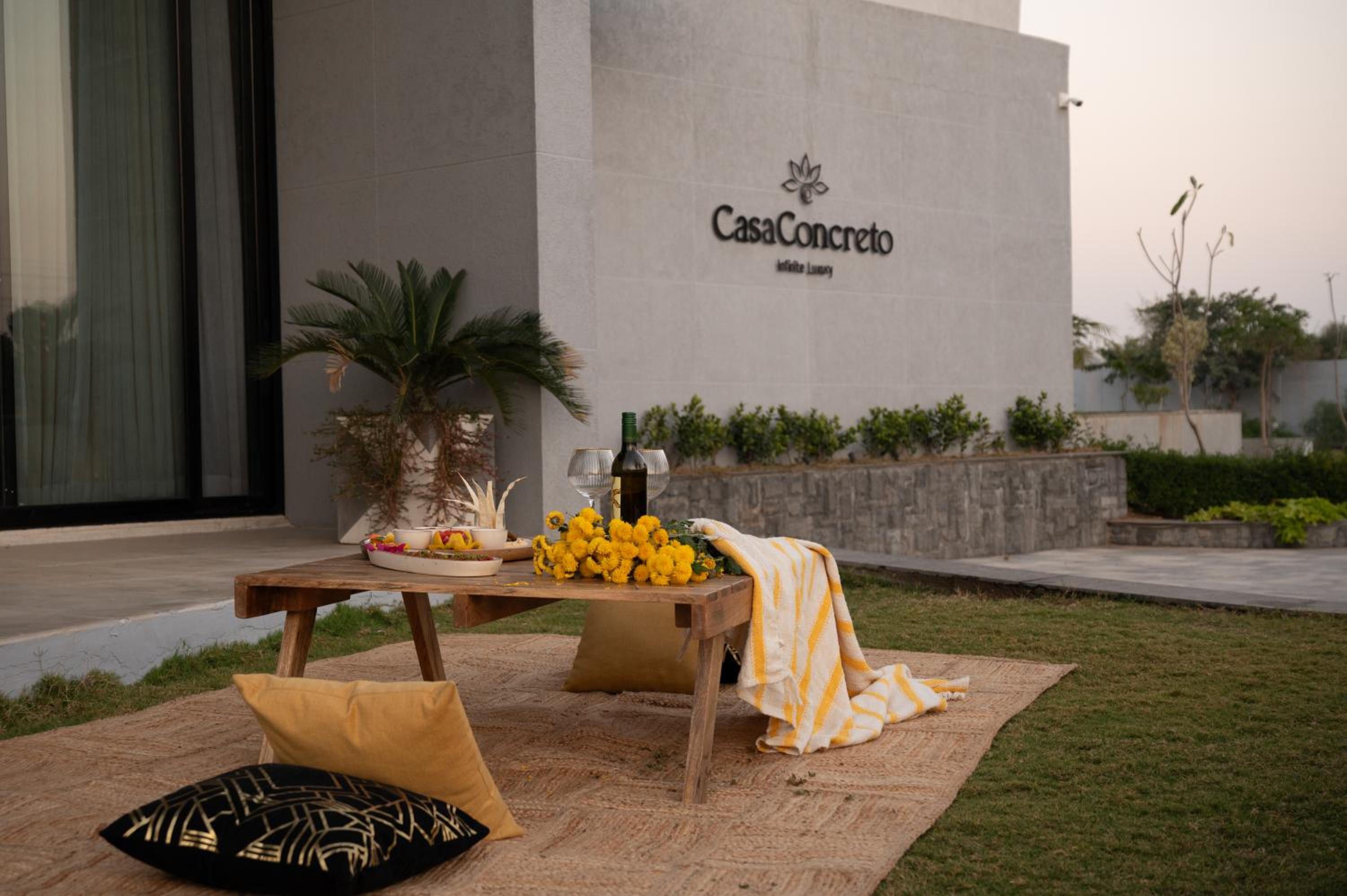 Casa Concreto- 5-Bedroom Luxury Villa with all weather Pool