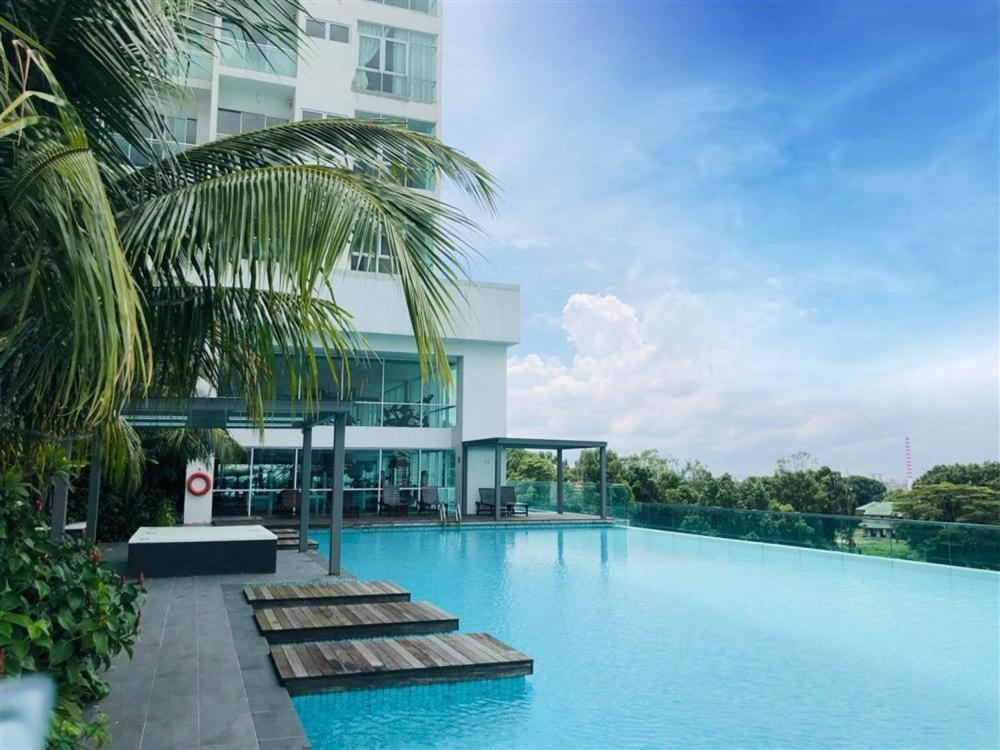 Paragon Suites CIQ 1BR Bathtub Balcony