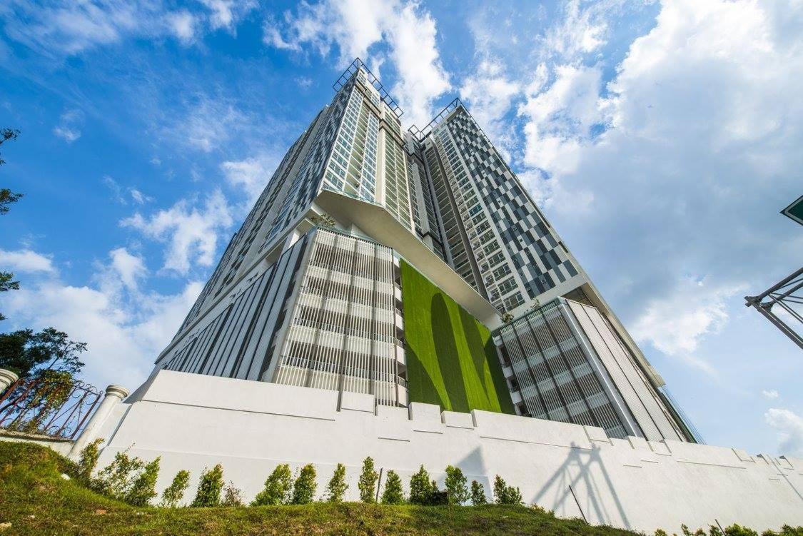 Paragon Suites CIQ 1BR Bathtub Balcony