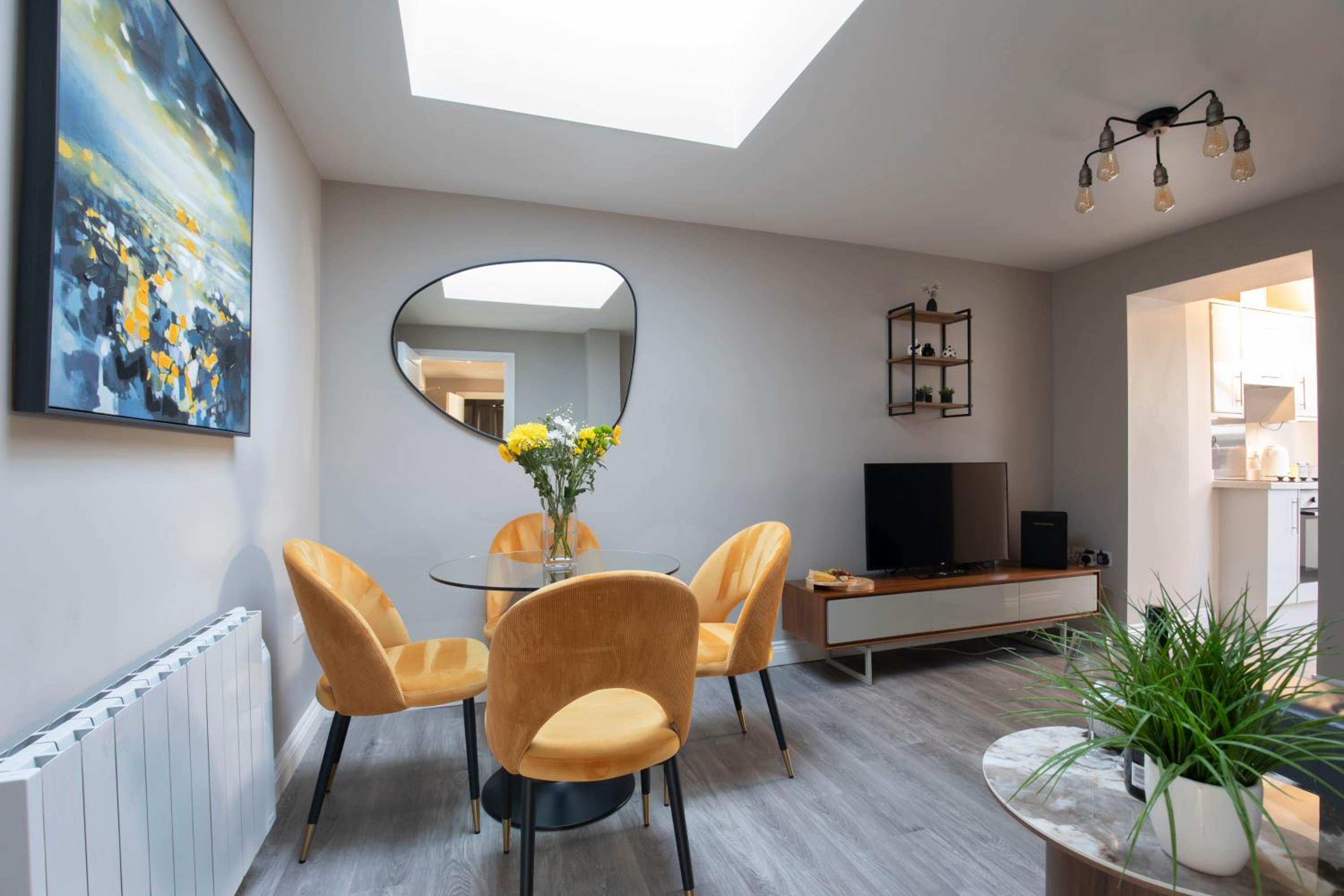 Elliot Oliver - Modern 2 Bedroom Town Centre Apartment view 4