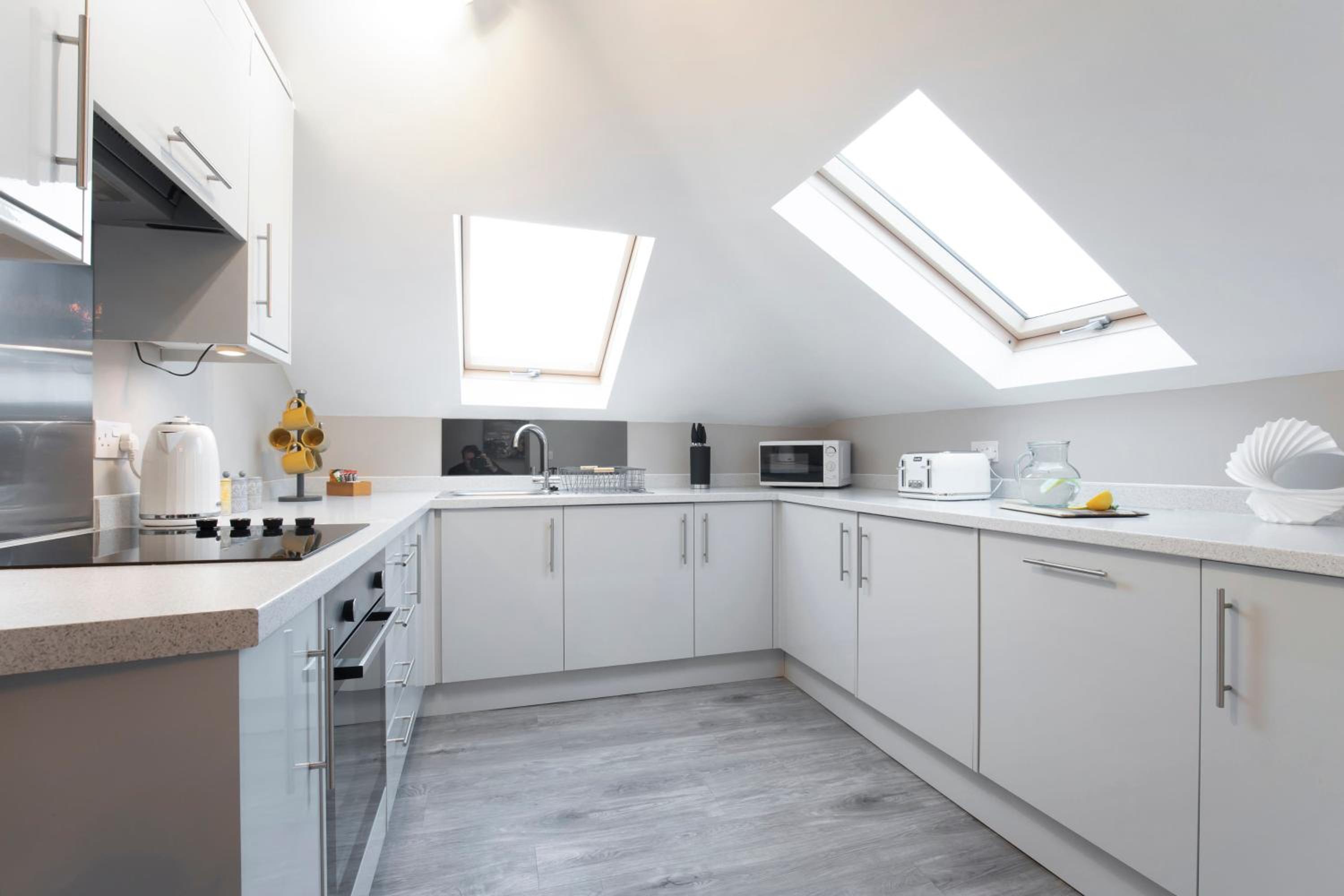 Elliot Oliver - Modern 2 Bedroom Town Centre Apartment view 3