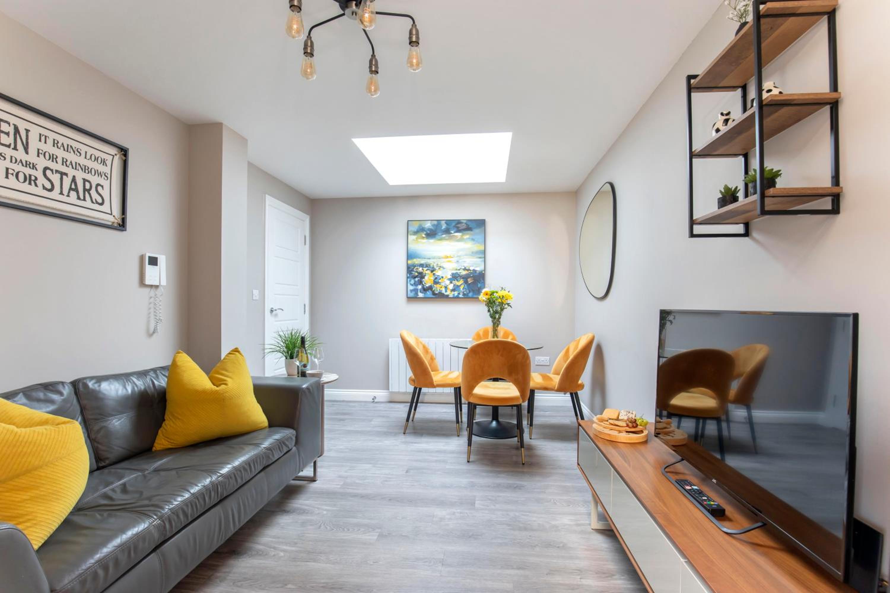 Elliot Oliver - Modern 2 Bedroom Town Centre Apartment view 2