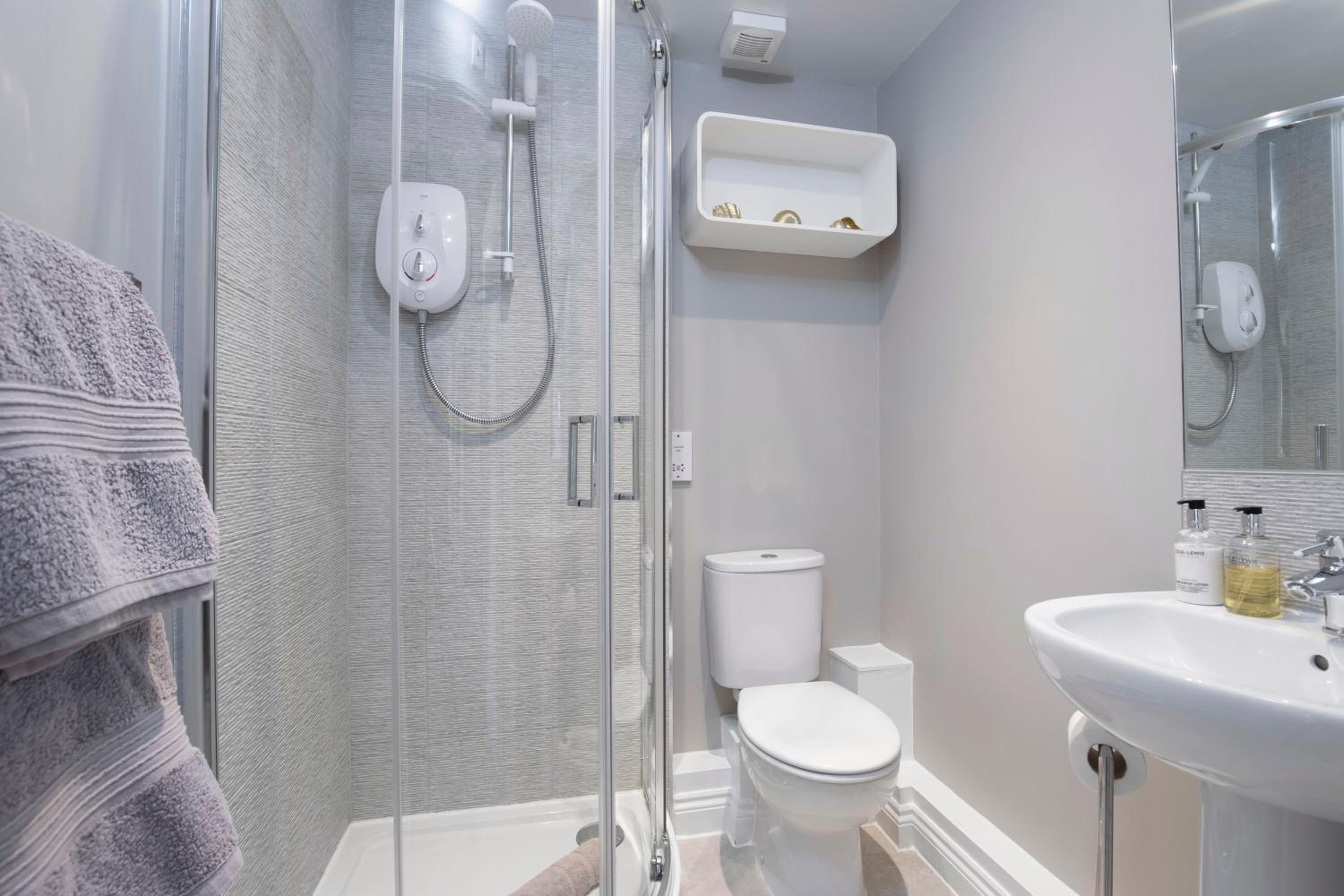 Elliot Oliver - Modern 2 Bedroom Town Centre Apartment view 5