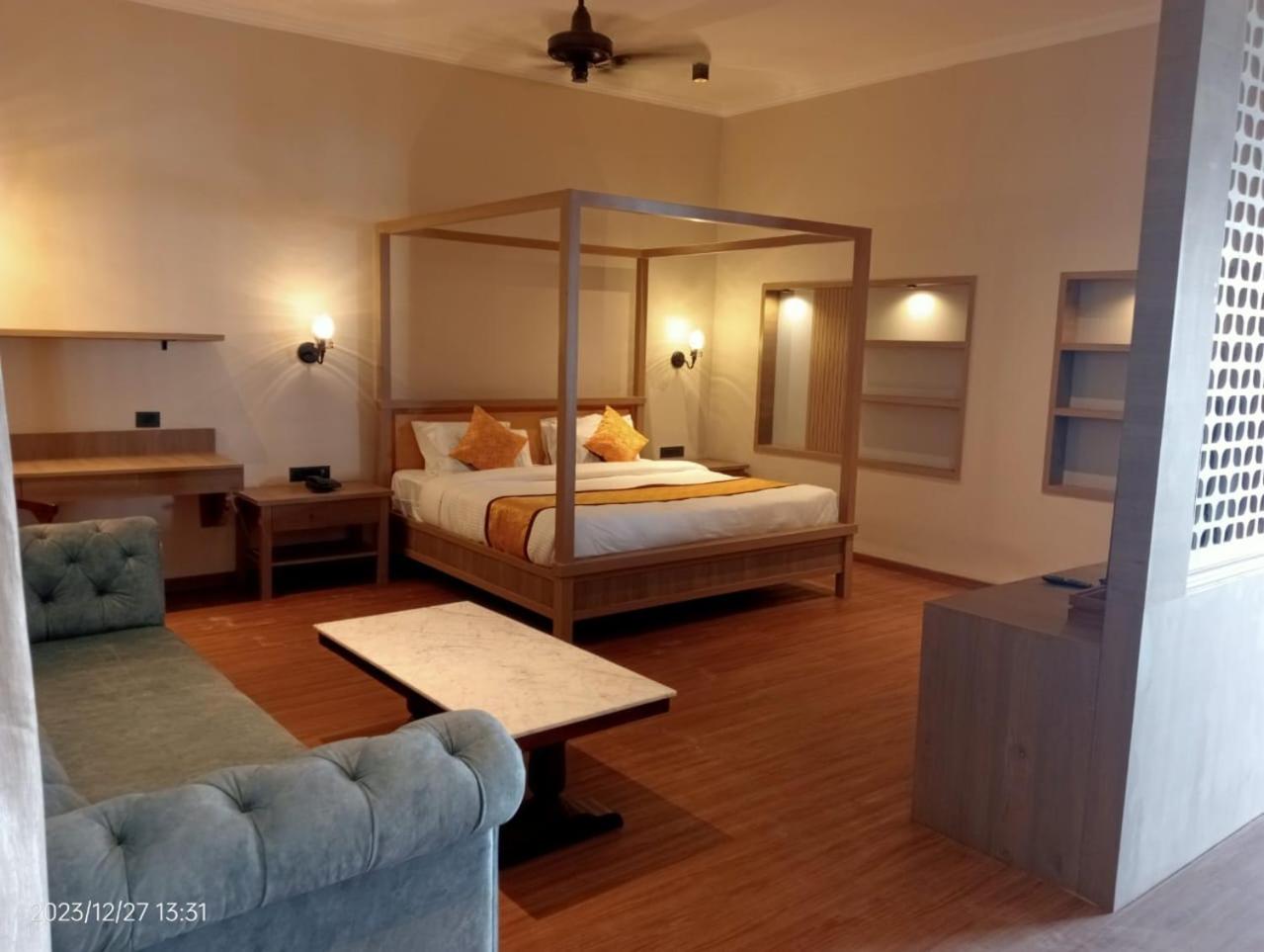 Narwar Lakefront Resort view 3