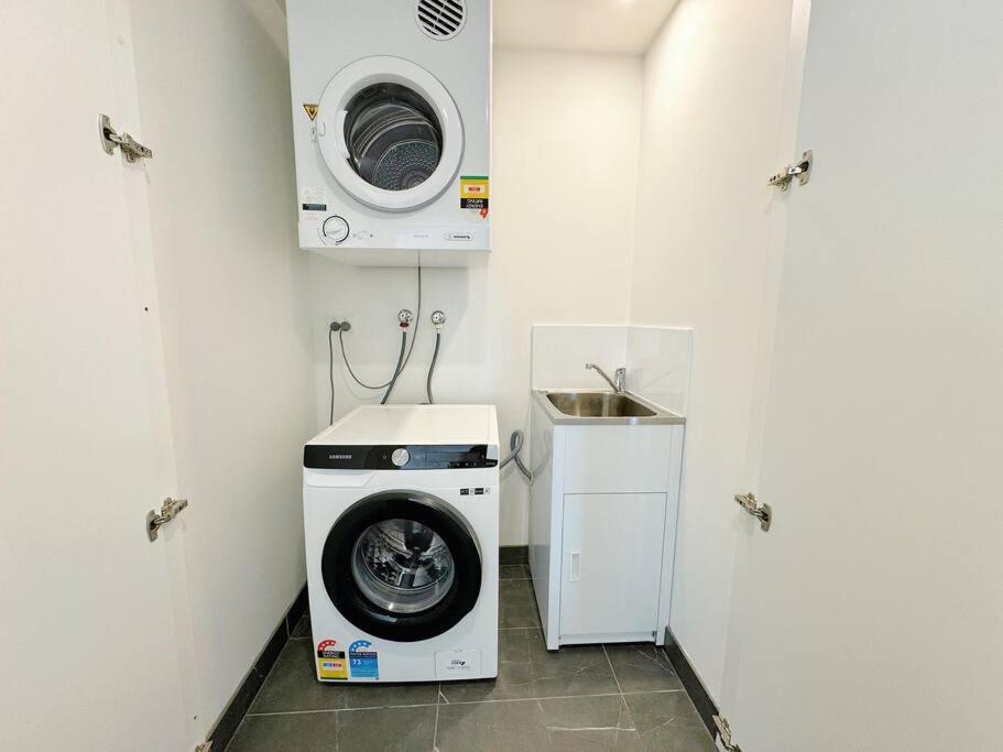 Modern 2Brs@ close2 Olympic park