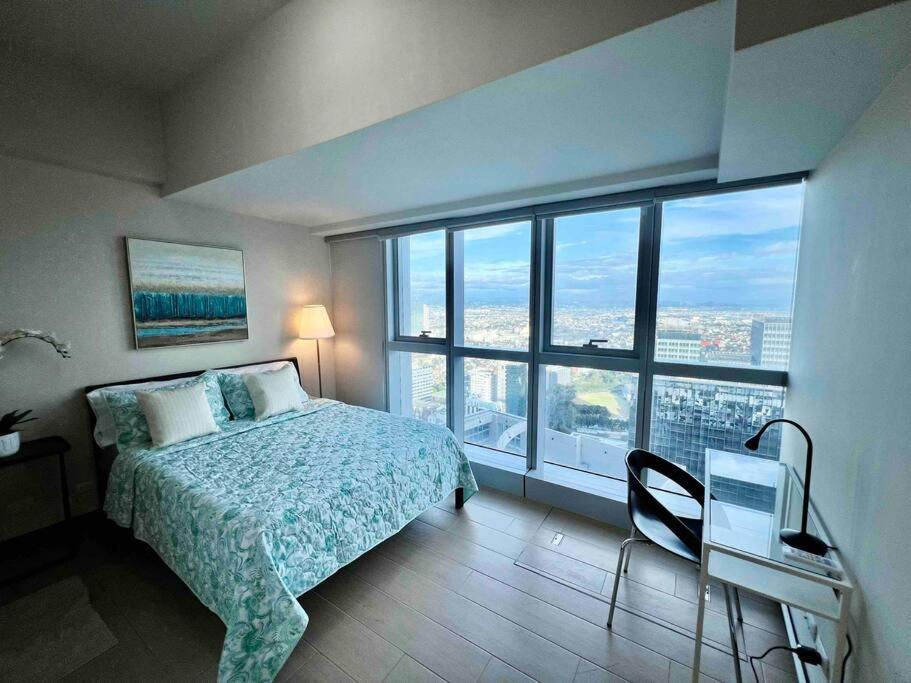 Modern 2BR in Uptown Parksuites w/ Free Parking view 4