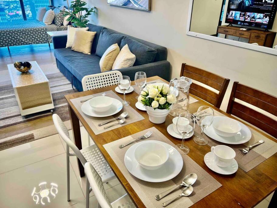 Modern 2BR in Uptown Parksuites w/ Free Parking view 5