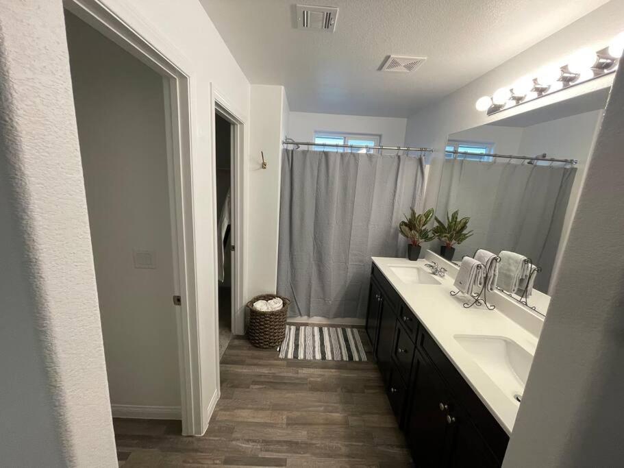 New,and Modern Home close to the strip 2