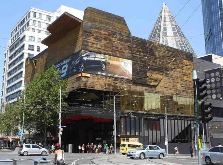 “Urban Oasis ” Central emporium apt ,Free Parking