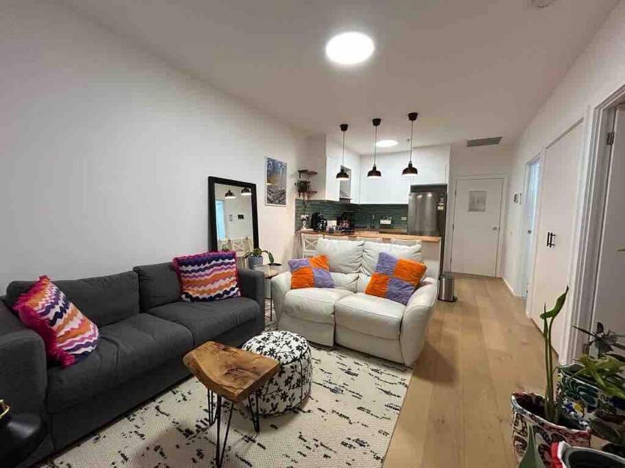 “Urban Oasis ” Central emporium apt ,Free Parking