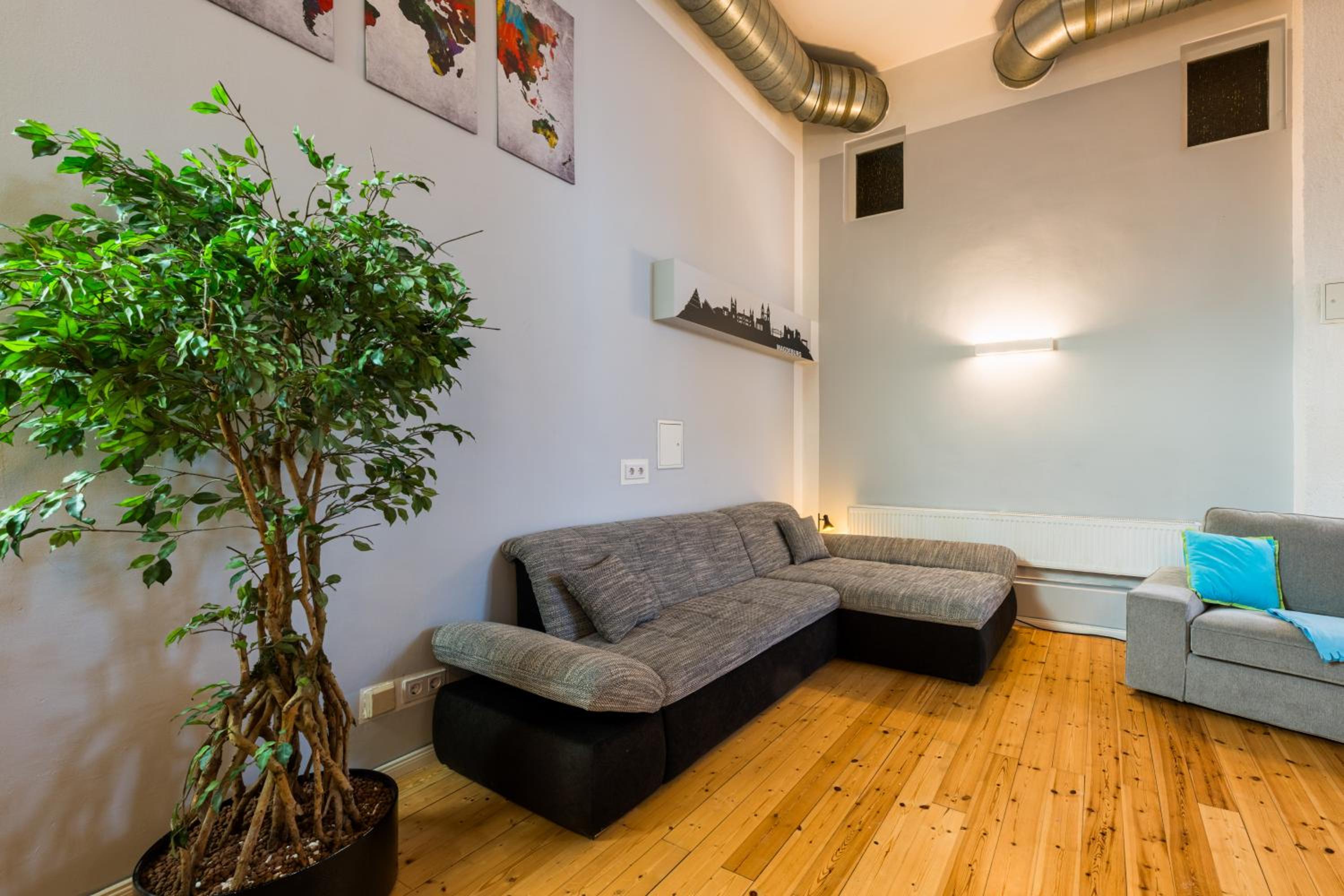 Exklusive und großzügige Wohnung 140 qm in Magdeburg TOP-Lage mit Kicker für bis zu 8 Personen