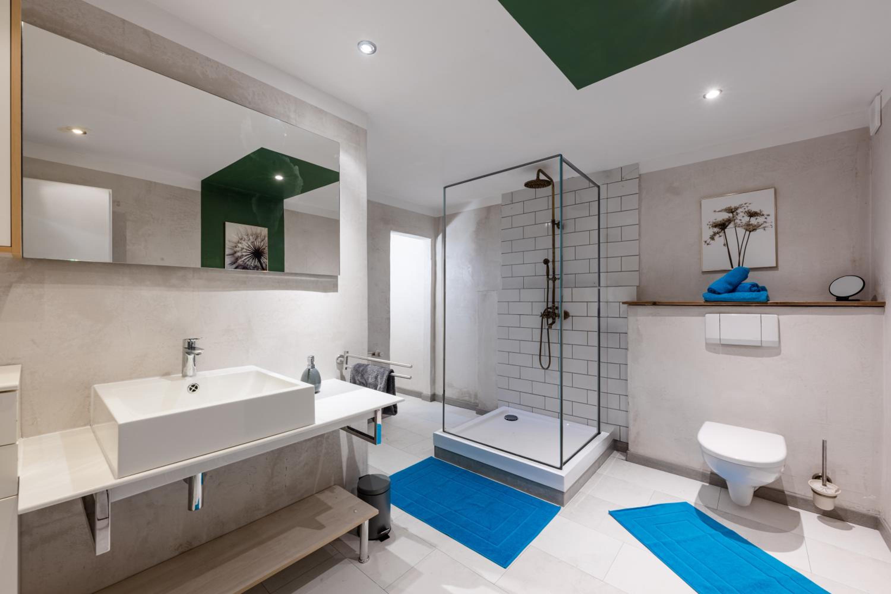 Exklusive und großzügige Wohnung 140 qm in Magdeburg TOP-Lage mit Kicker für bis zu 8 Personen