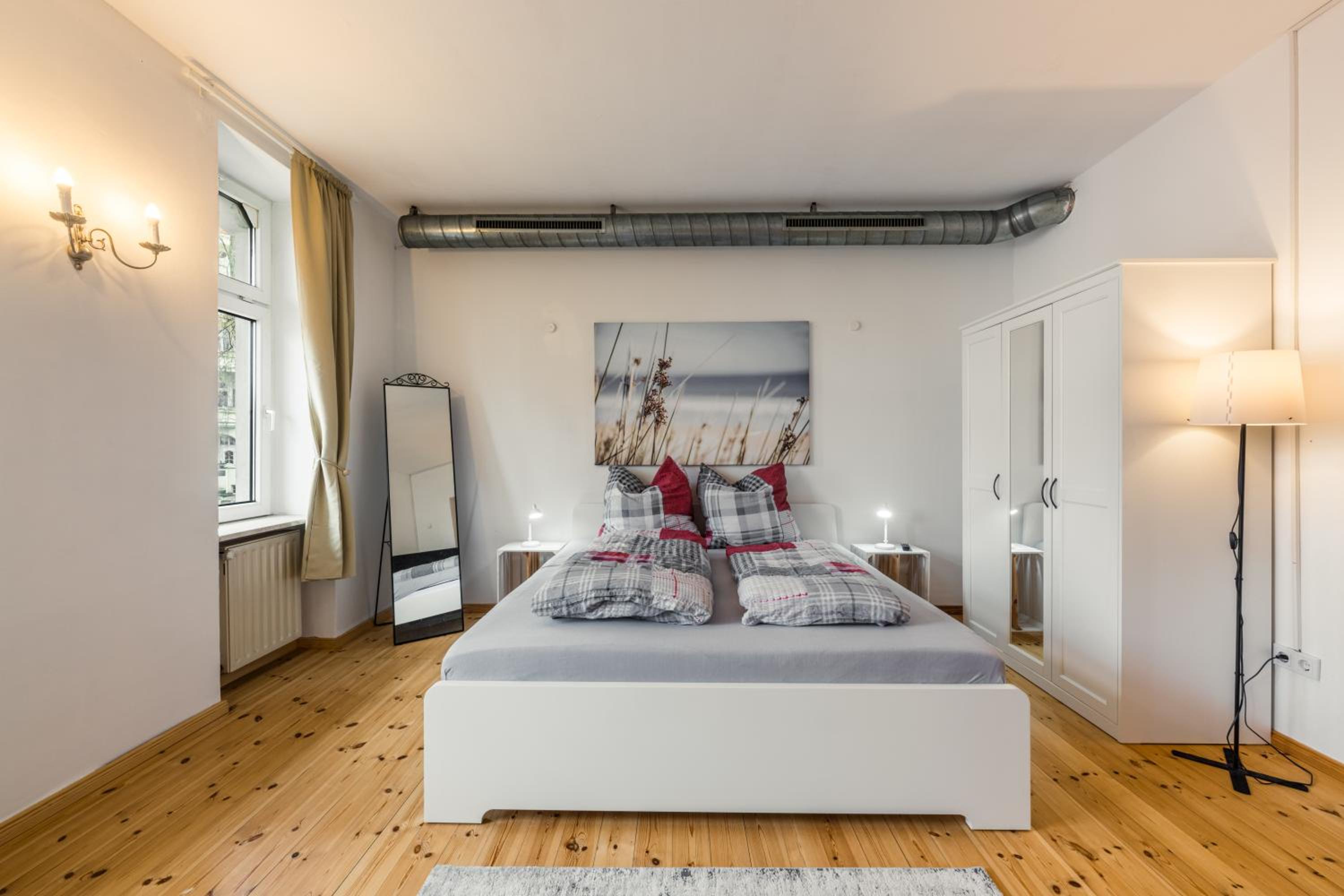 Exklusive und großzügige Wohnung 140 qm in Magdeburg TOP-Lage mit Kicker für bis zu 8 Personen