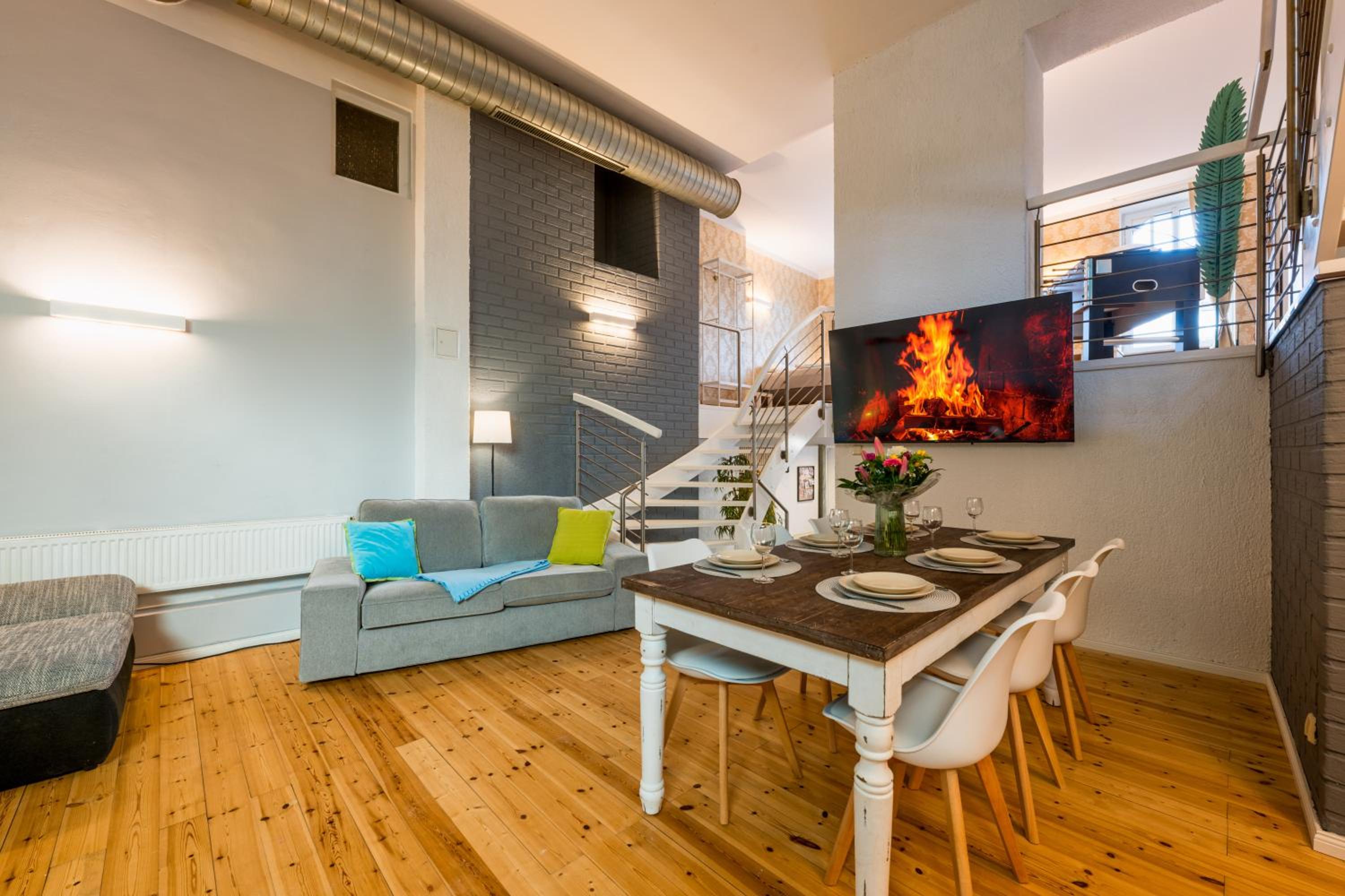 Exklusive und großzügige Wohnung 140 qm in Magdeburg TOP-Lage mit Kicker für bis zu 8 Personen