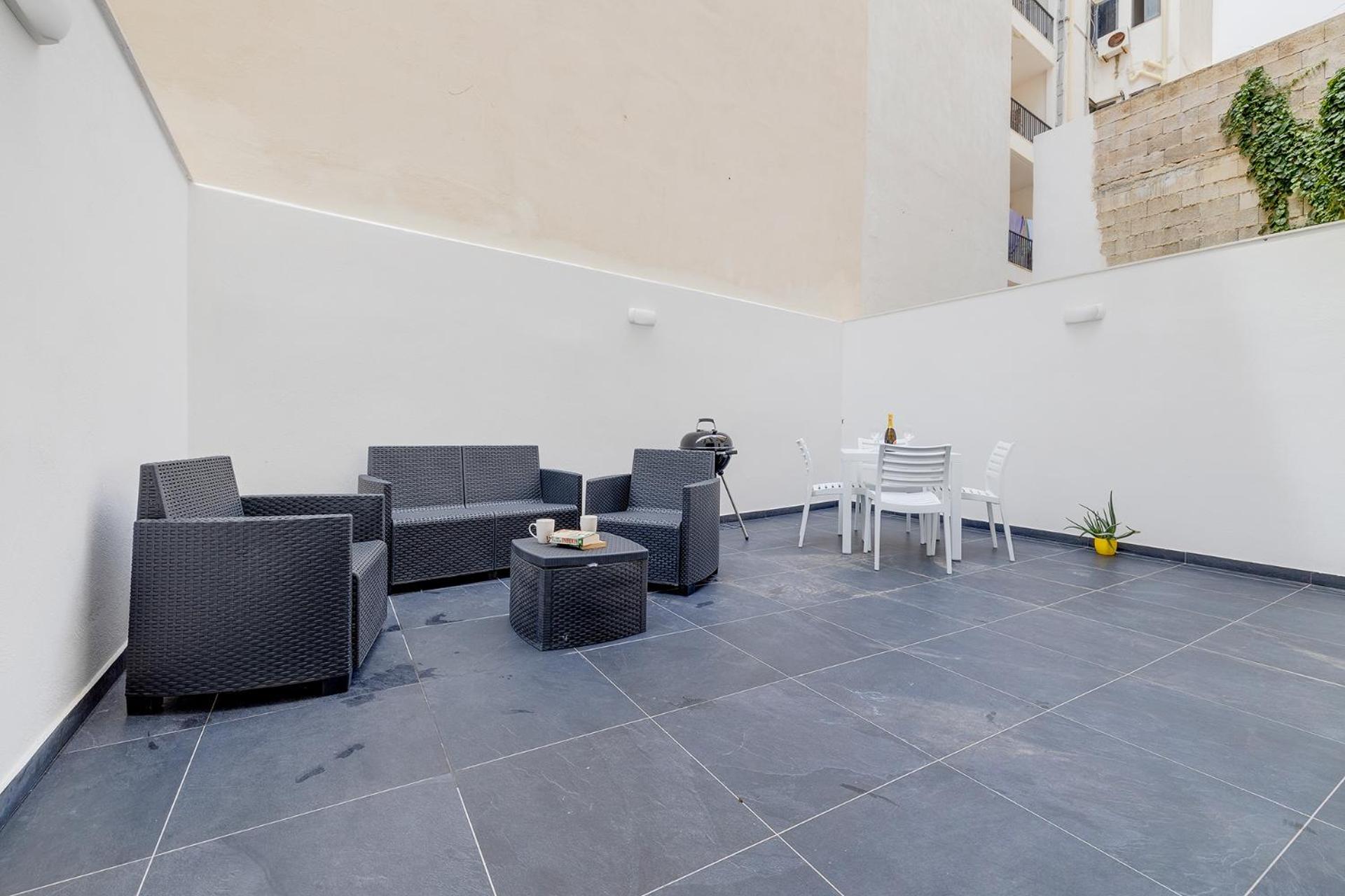 Sliema 2BR Great Location with Terrace