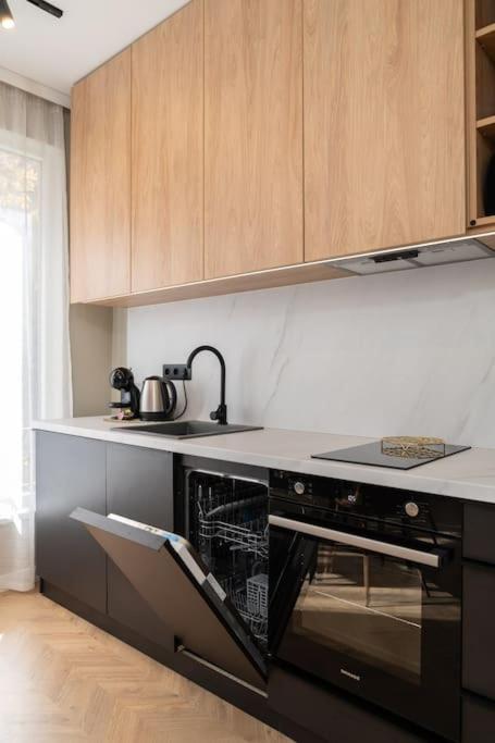 NEW! High-street stylish flat (NDK) FREE Parking