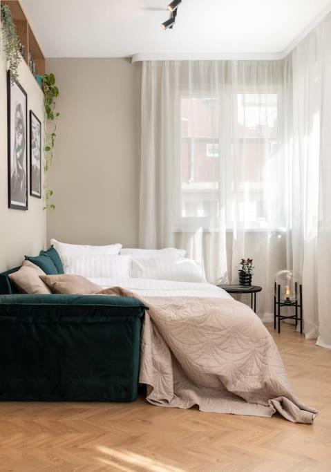 NEW! High-street stylish flat (NDK) FREE Parking