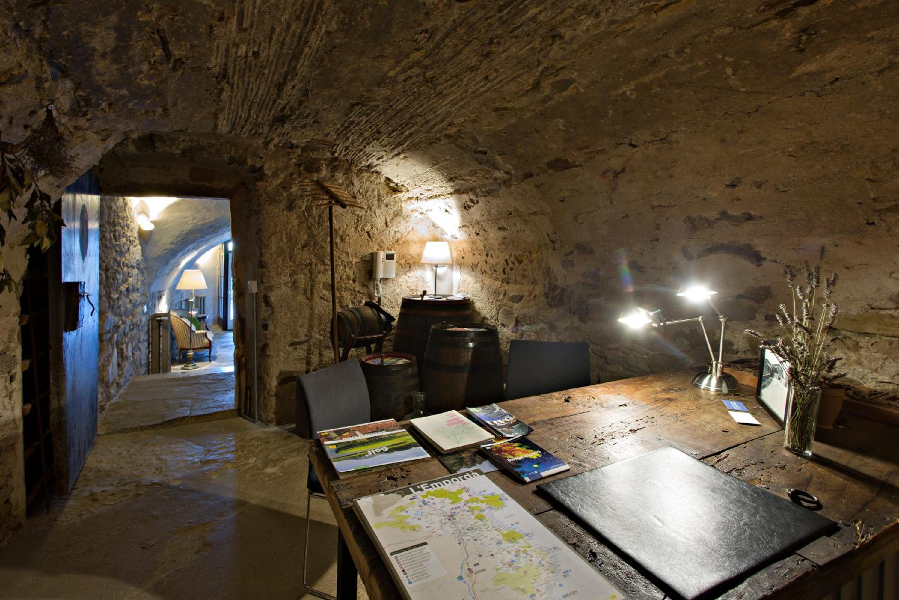 Encís d'Empordà -Adults Only-