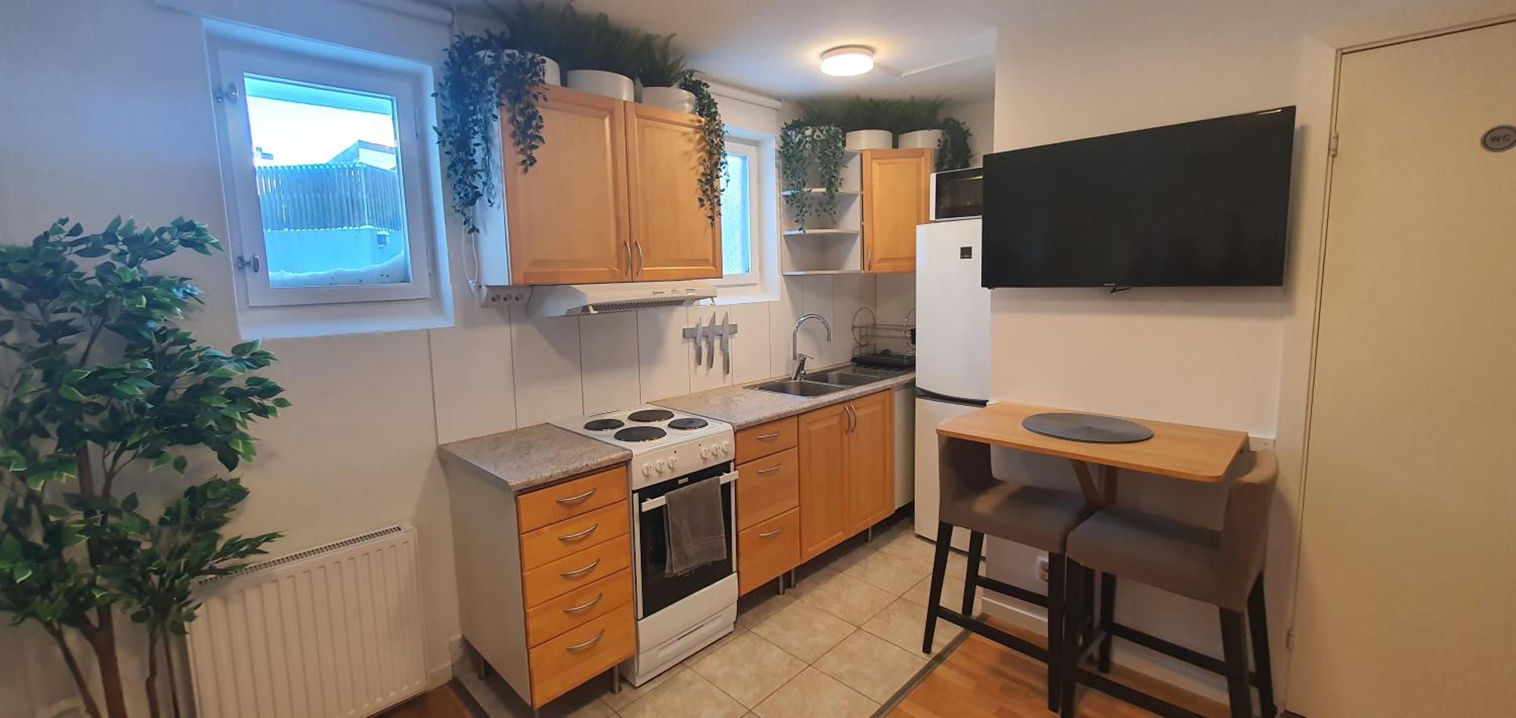 Studio apartment near metro and forest!