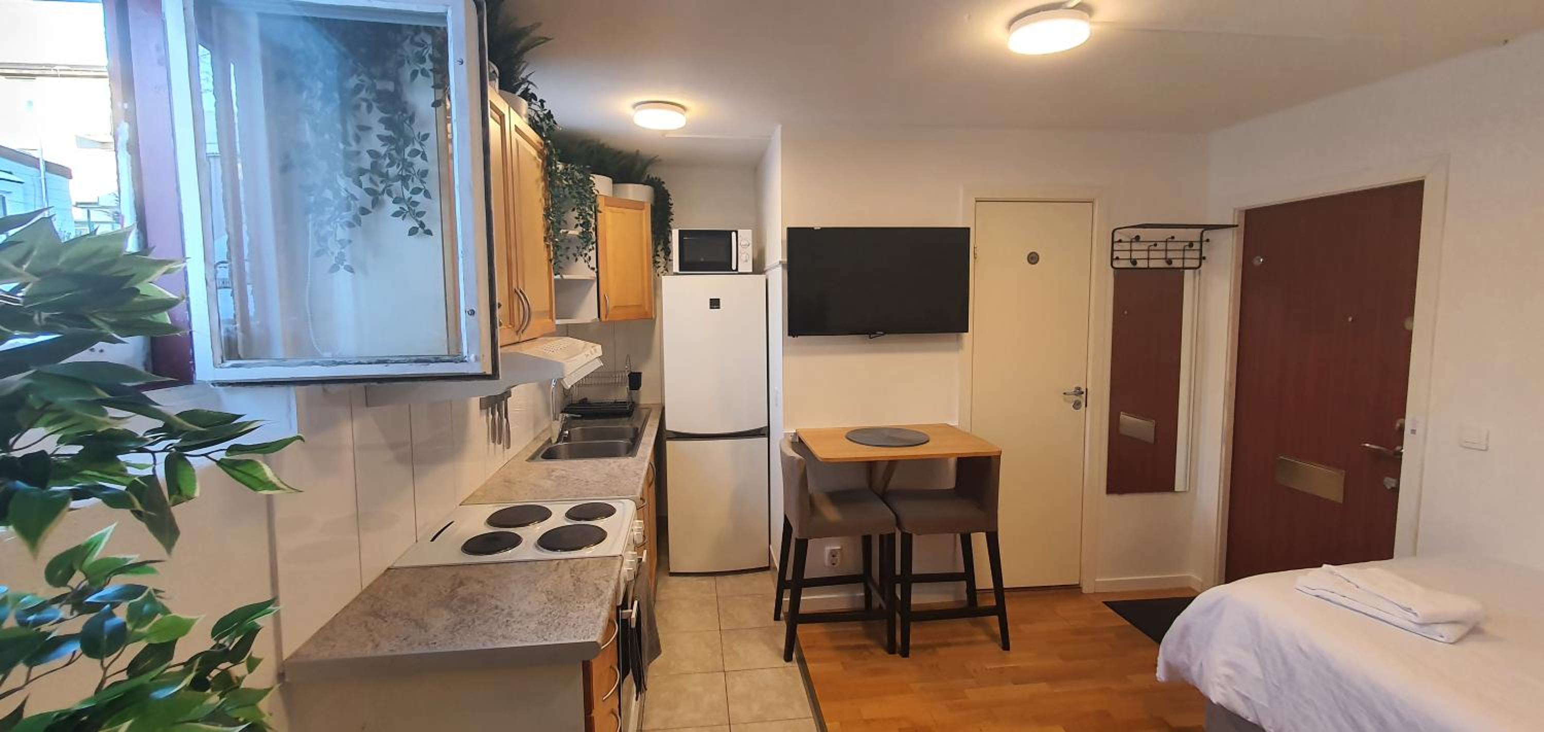 Studio apartment near metro and forest!