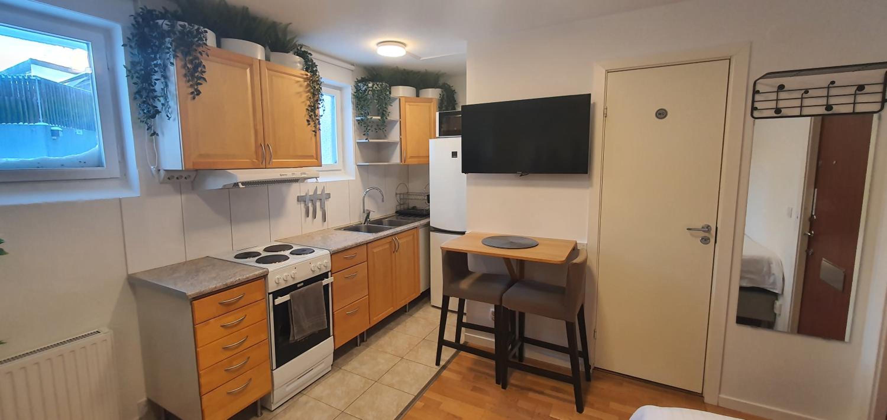 Studio apartment near metro and forest!