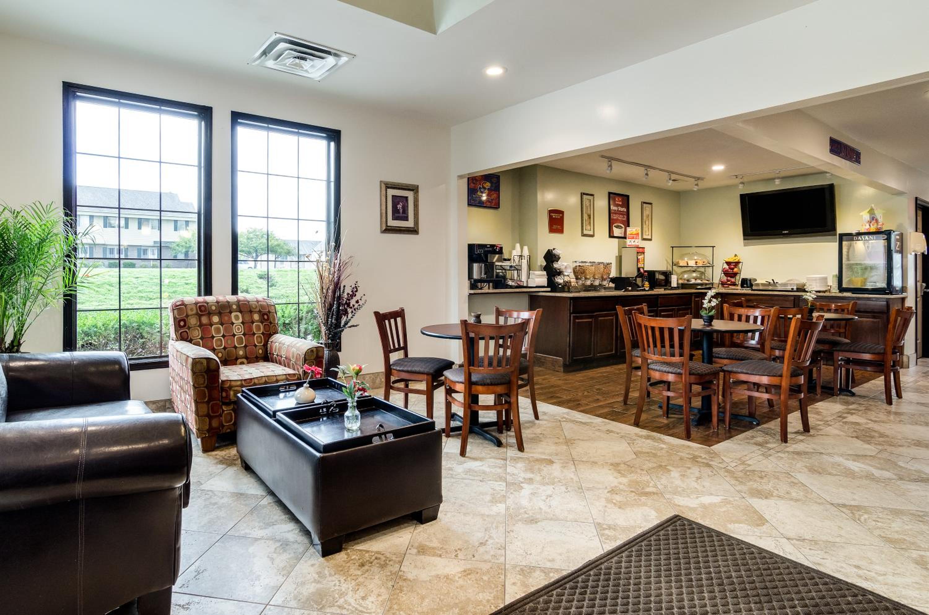 Lawrence Vacations - Econo Lodge University - Property Image 14