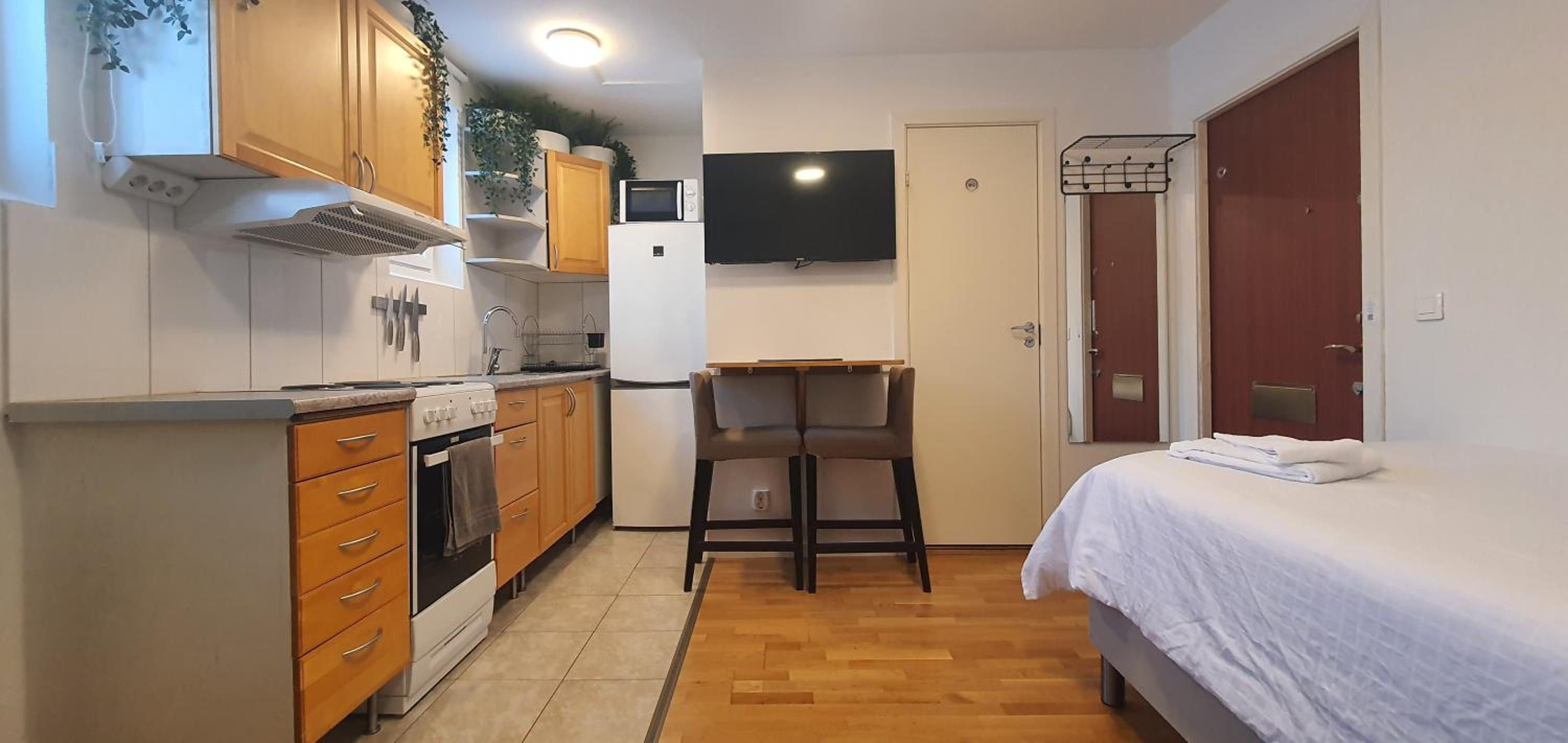 Studio apartment near metro and forest!