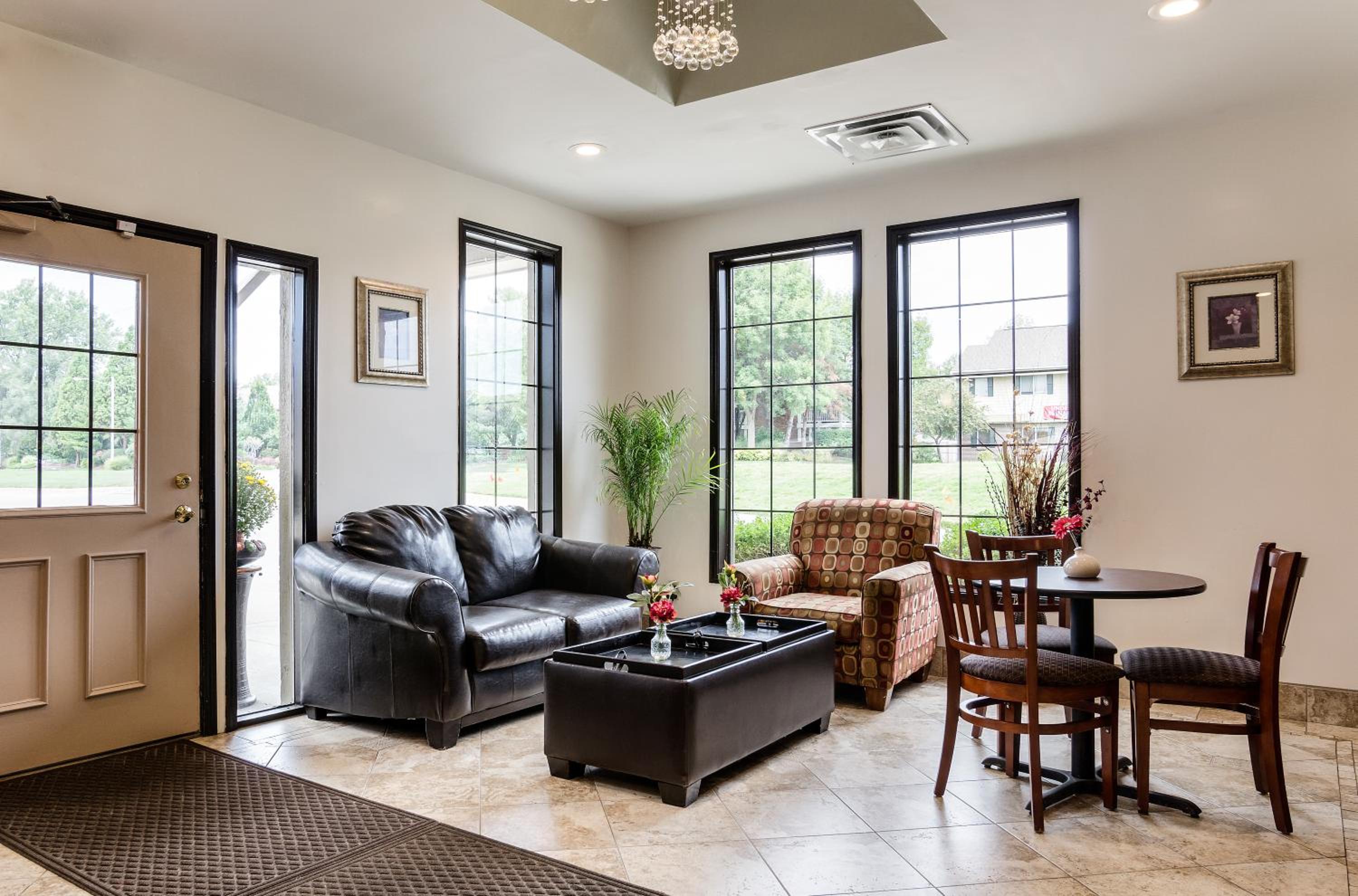 Lawrence Vacations - Econo Lodge University - Property Image 15