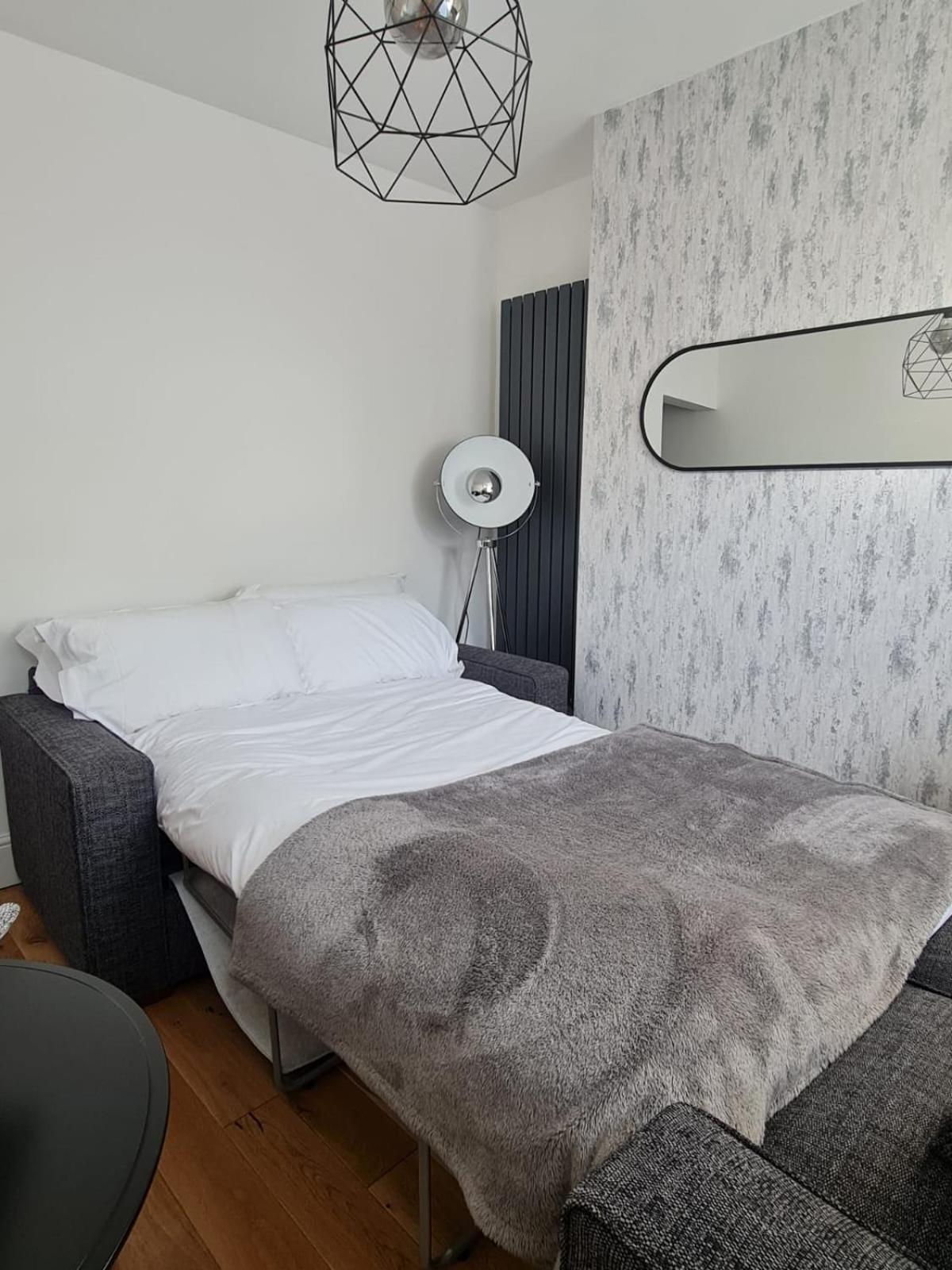 Centrally located in city of Lincoln Idas Place - two bedrooms each with a kingsize bed view 4