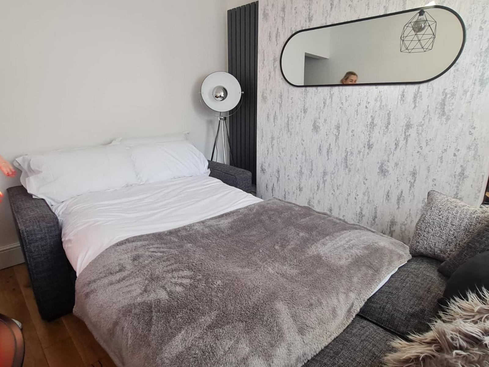 Centrally located in city of Lincoln Idas Place - two bedrooms each with a kingsize bed view 3