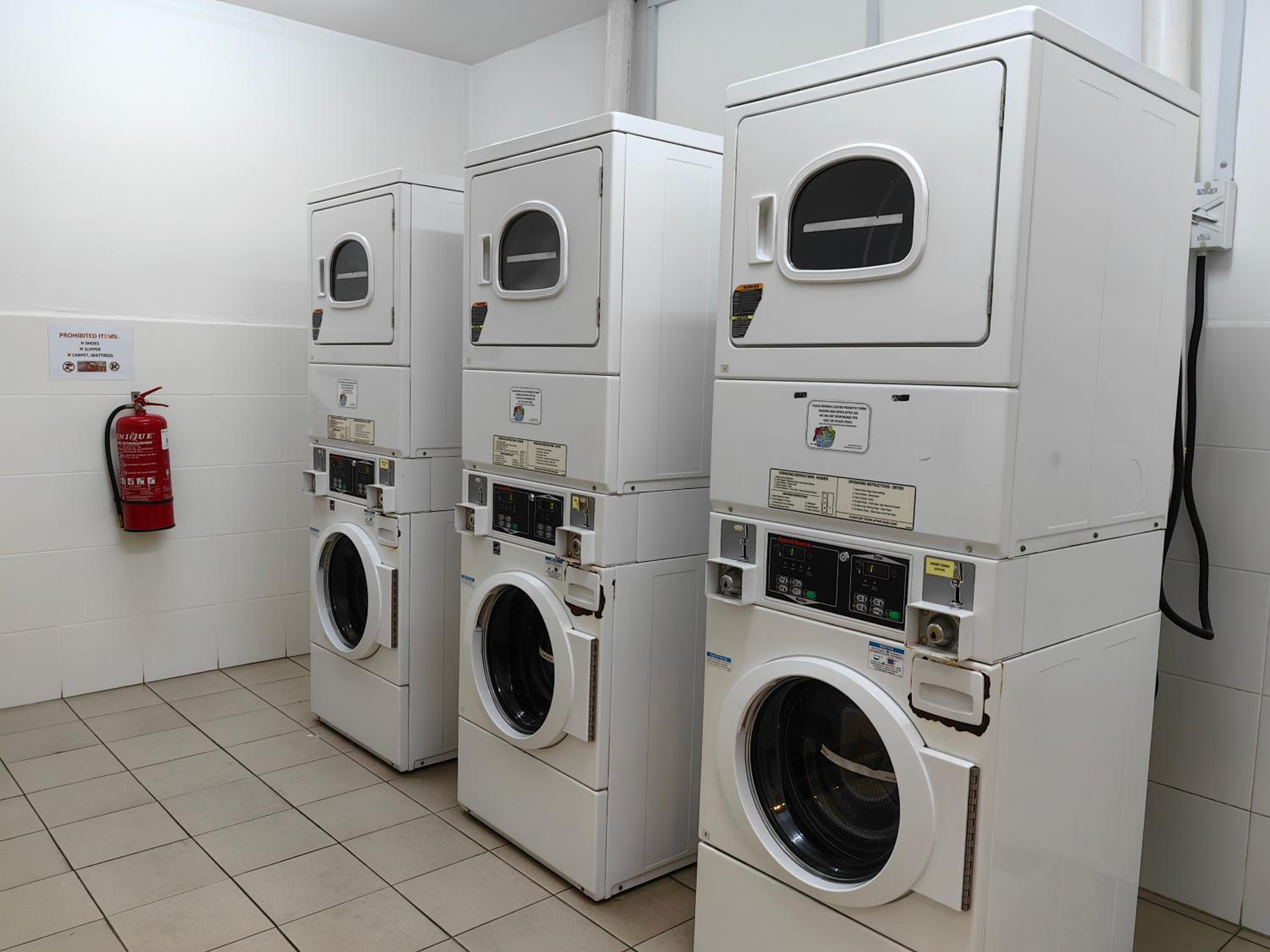 5 Bukit Bintang 5 minutes to Alor Street Bukit Ceylon KLCC Pavilion Apt 3R2B 10 pax