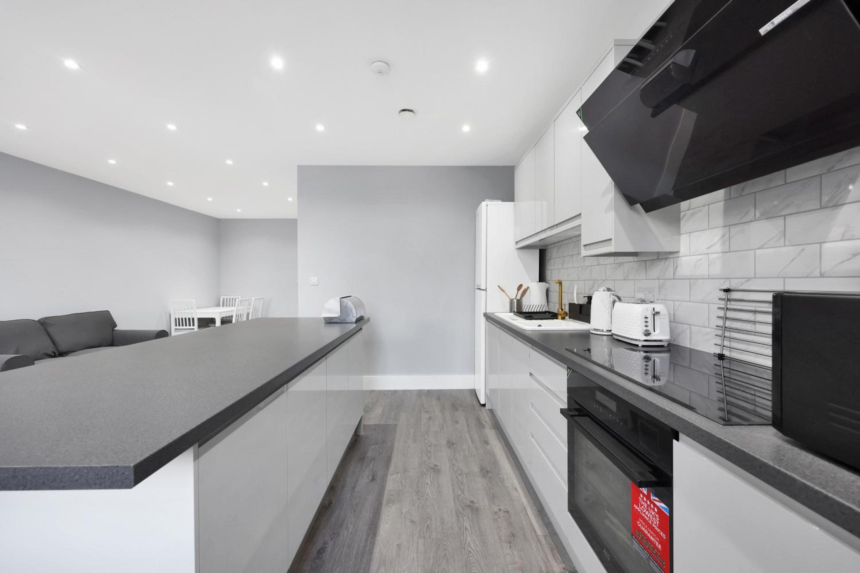 Your Cosy Stay Modern 2 Double bedroom Full Kitchen & Parking 5 Min Walk to Station
