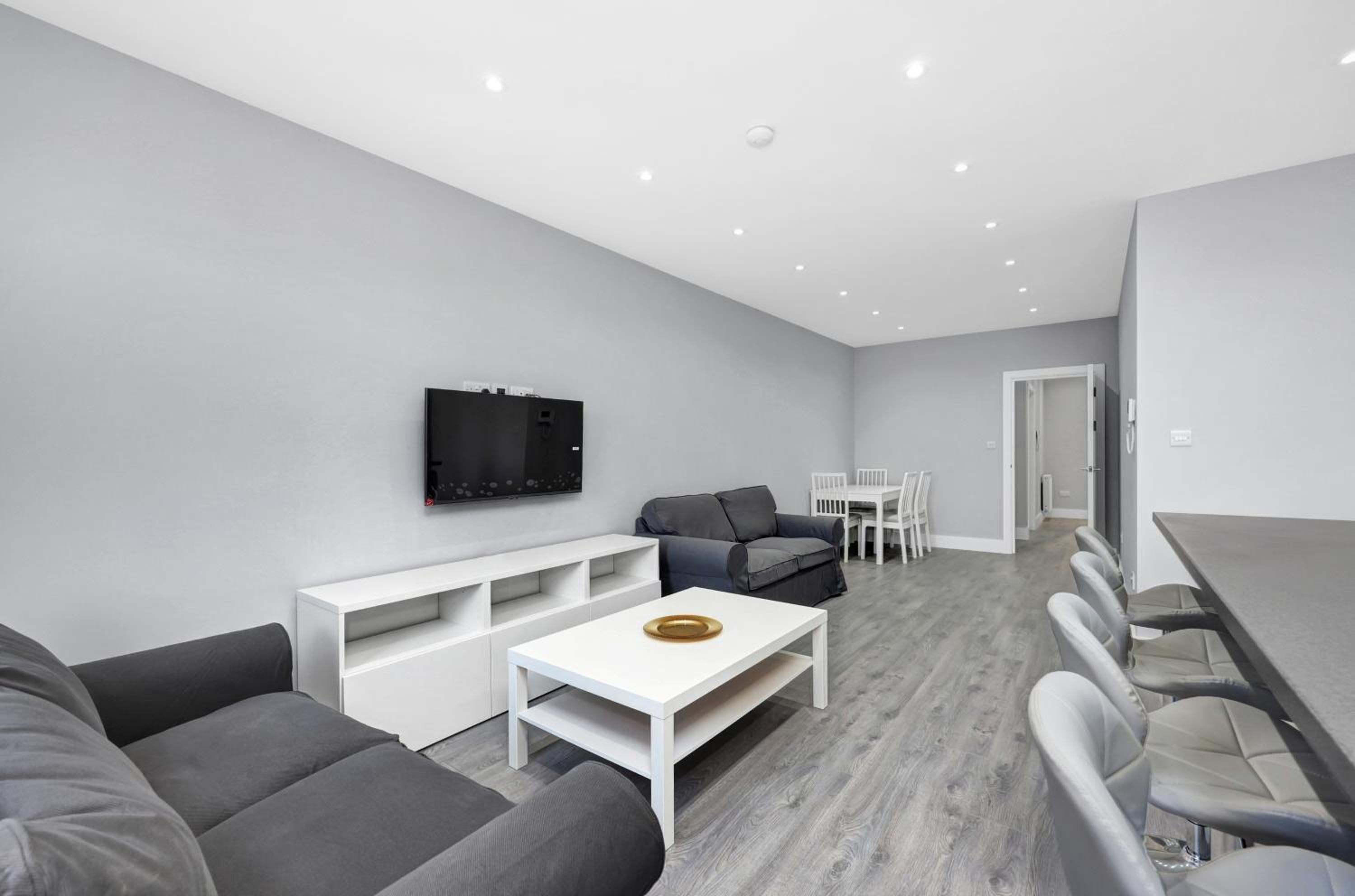 Your Cosy Stay Modern 2 Double bedroom Full Kitchen & Parking 5 Min Walk to Station