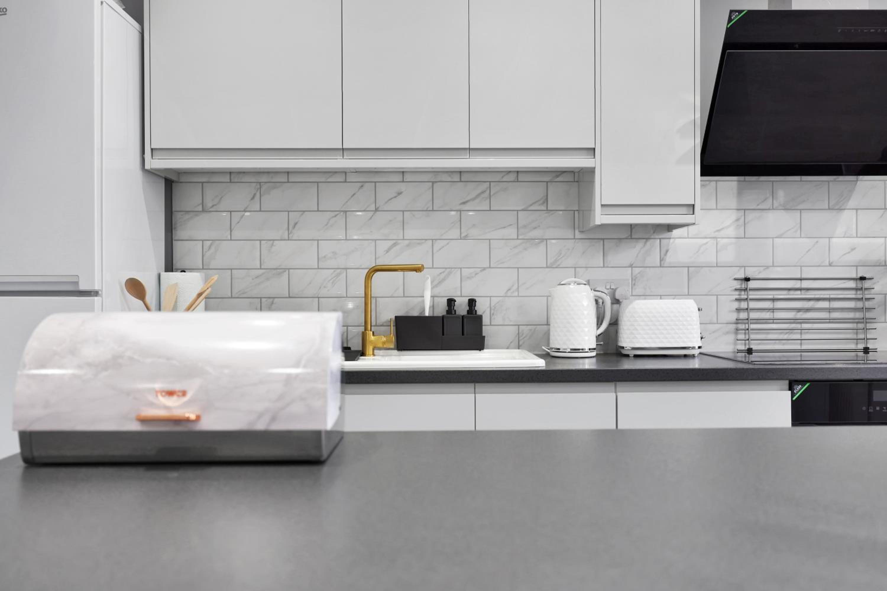 Your Cosy Stay Modern 2 Double bedroom Full Kitchen & Parking 5 Min Walk to Station