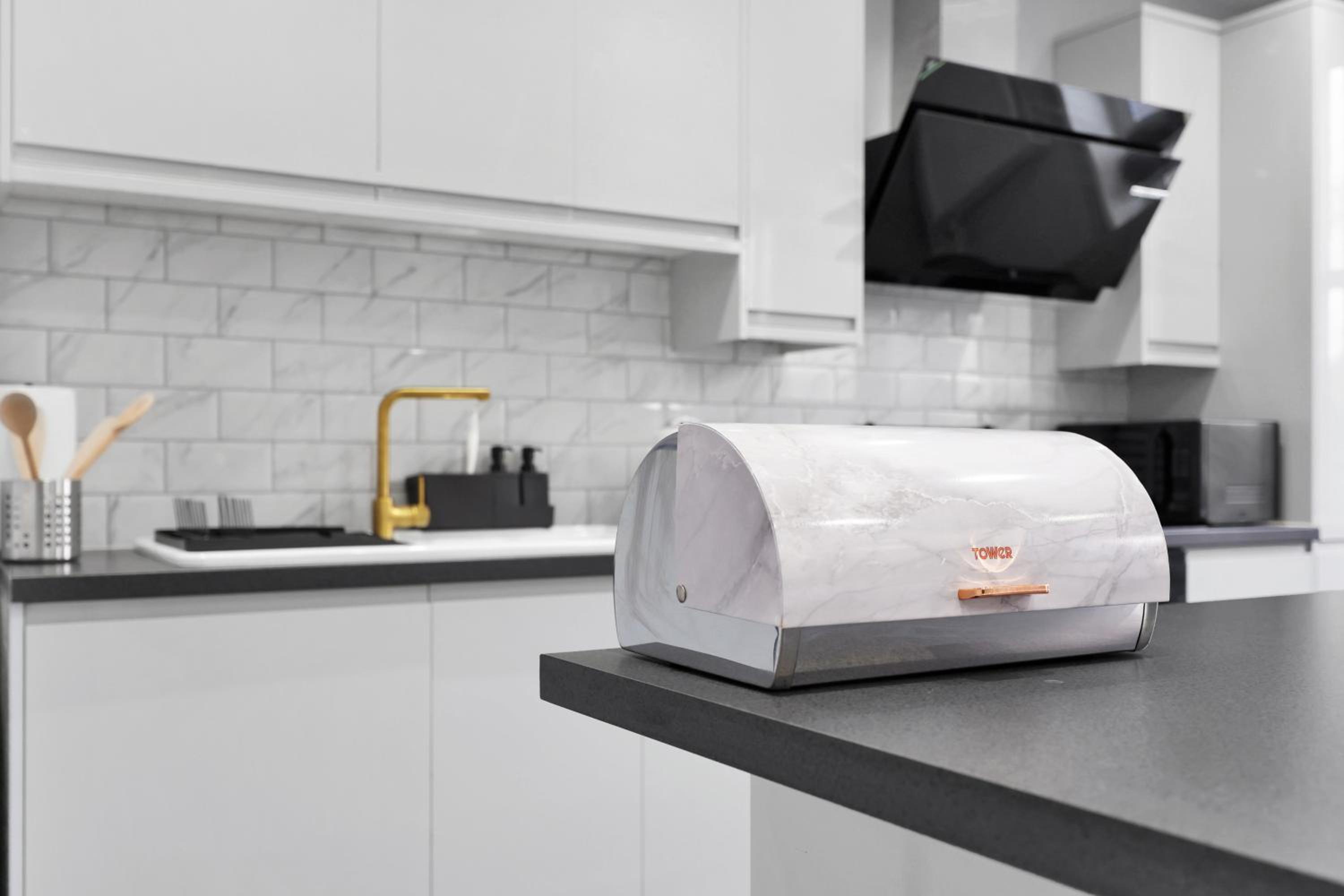 Your Cosy Stay Modern 2 Double bedroom Full Kitchen & Parking 5 Min Walk to Station